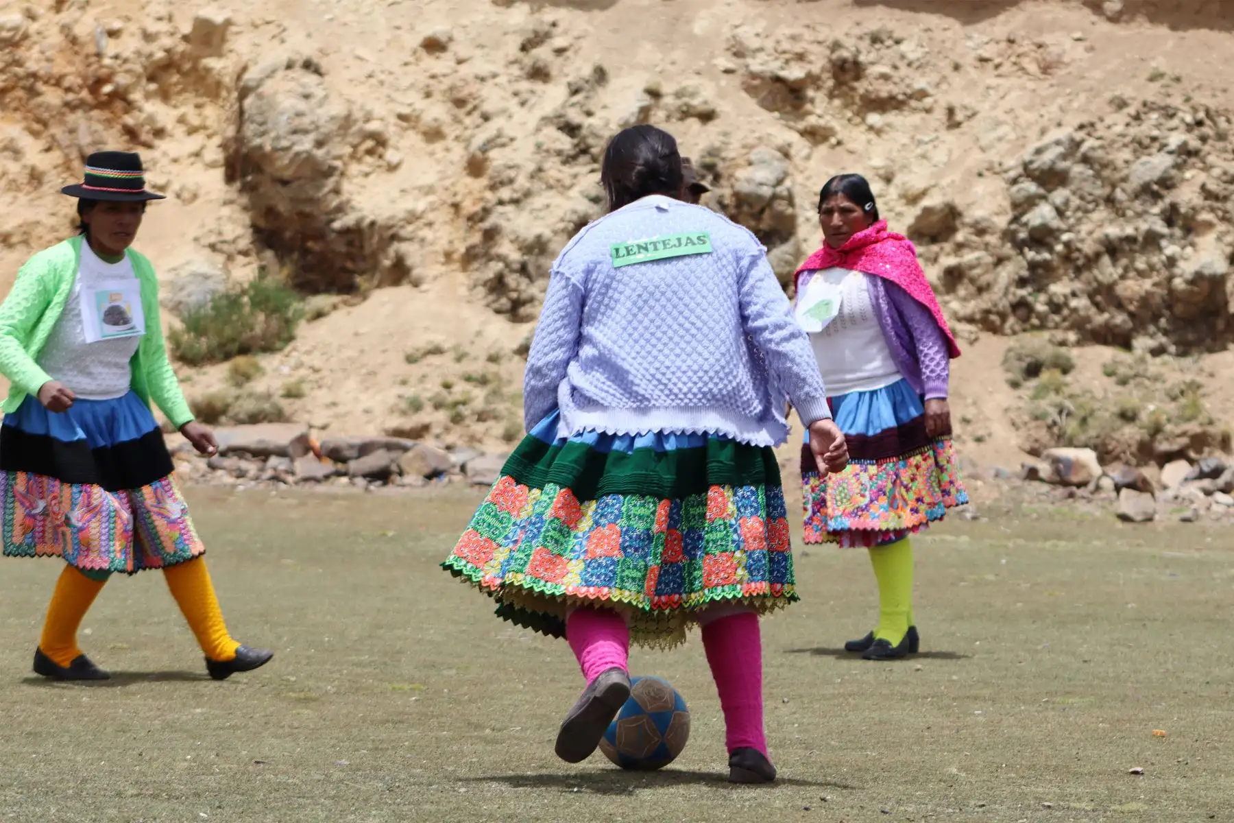 Al finalizar las charlas de sensibilización se inició el peculiar campeonato de fútbol femenino, en donde cada participante fue identificada con un cartelito en la espalda, con nombres de alimentos ricos en hierro.
Foto: Juntos Huancavelica