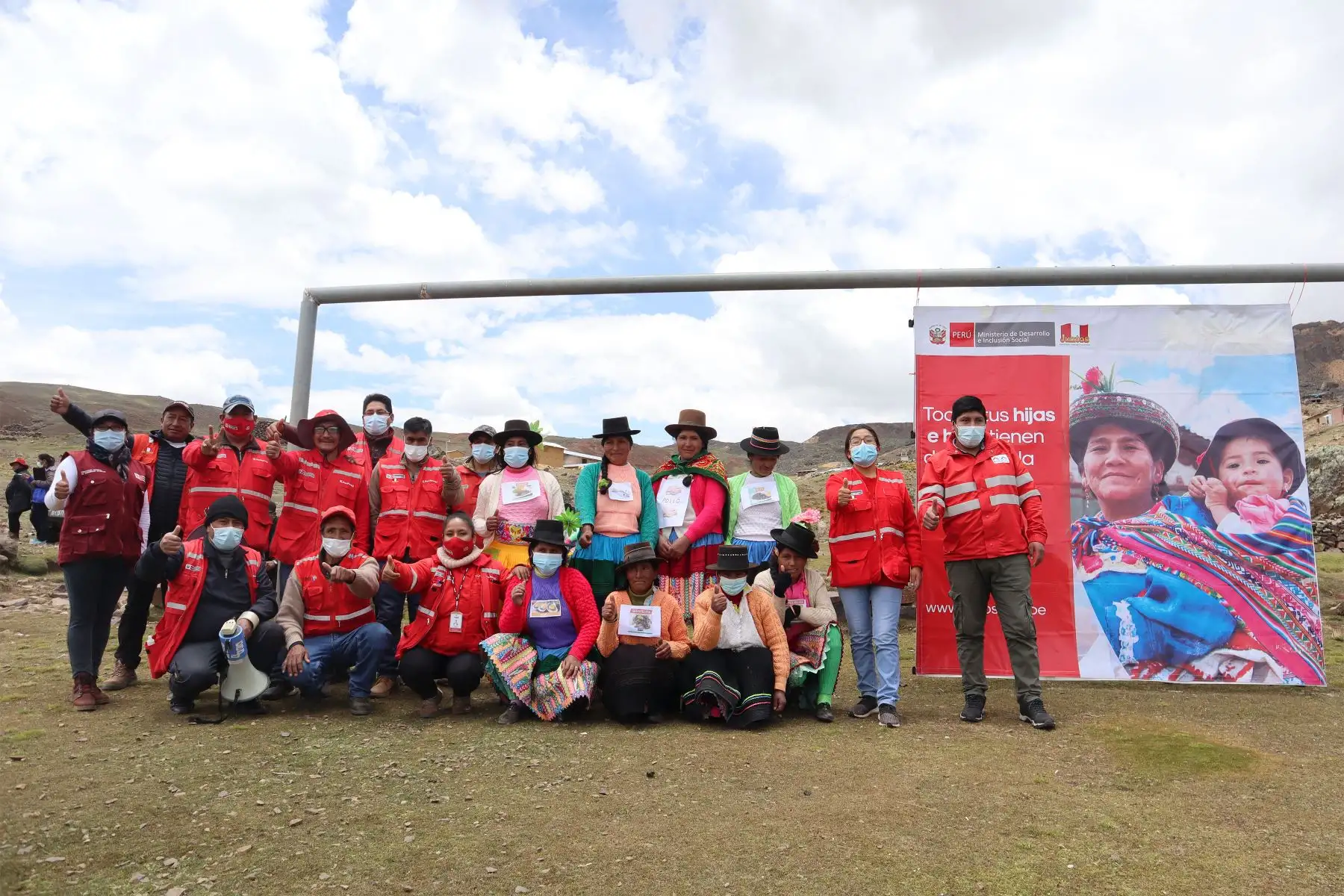 Al finalizar las charlas de sensibilización se inició el peculiar campeonato de fútbol femenino, en donde cada participante fue identificada con un cartelito en la espalda, con nombres de alimentos ricos en hierro.
Foto: Juntos Huancavelica