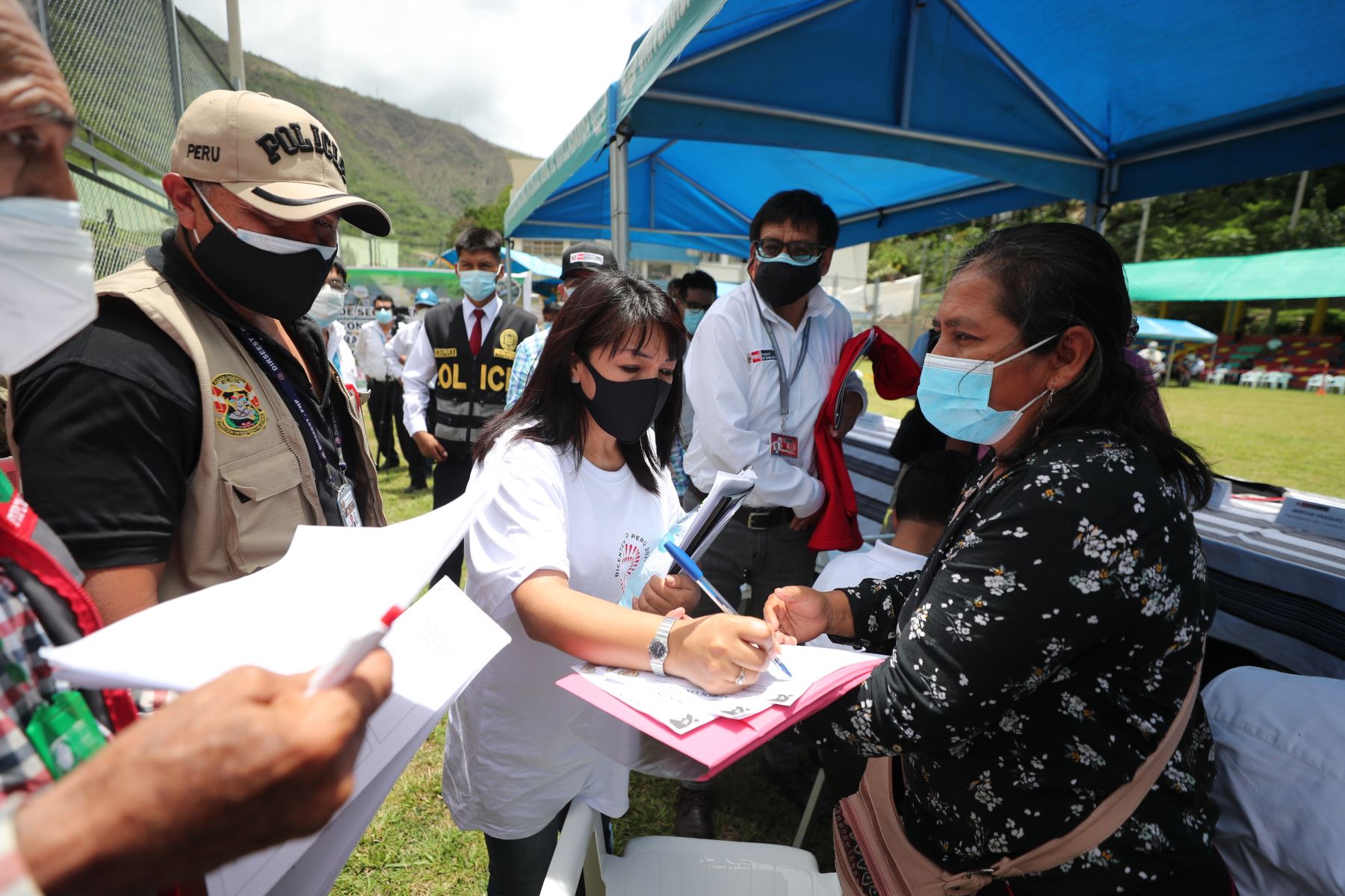 Presidenta del Consejo de Ministros, Mirtha Vásquez llega a  a Quillabamba, Cusco, junto a  la Comisión del Ejecutivo y congresistas, para la instalación de la Mesa Técnica de desarrollo de la provincia de La Convención, que permitirá atender demandas de la población de manera institucionalizada.
Foto: PCM