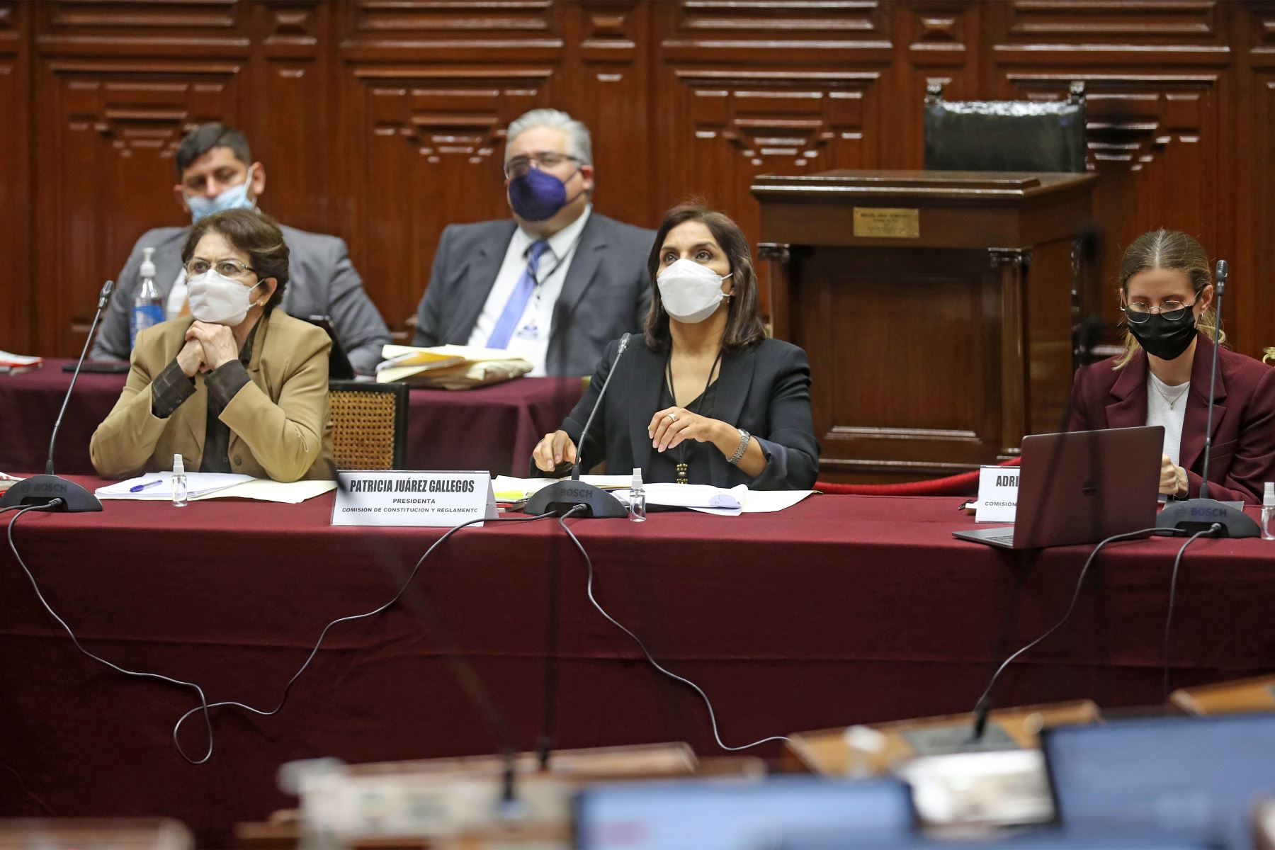 Sesión extraordinaria de la Comisión de Constitución, encabezado por la congresista Patricia Juárez.
Foto: Congreso