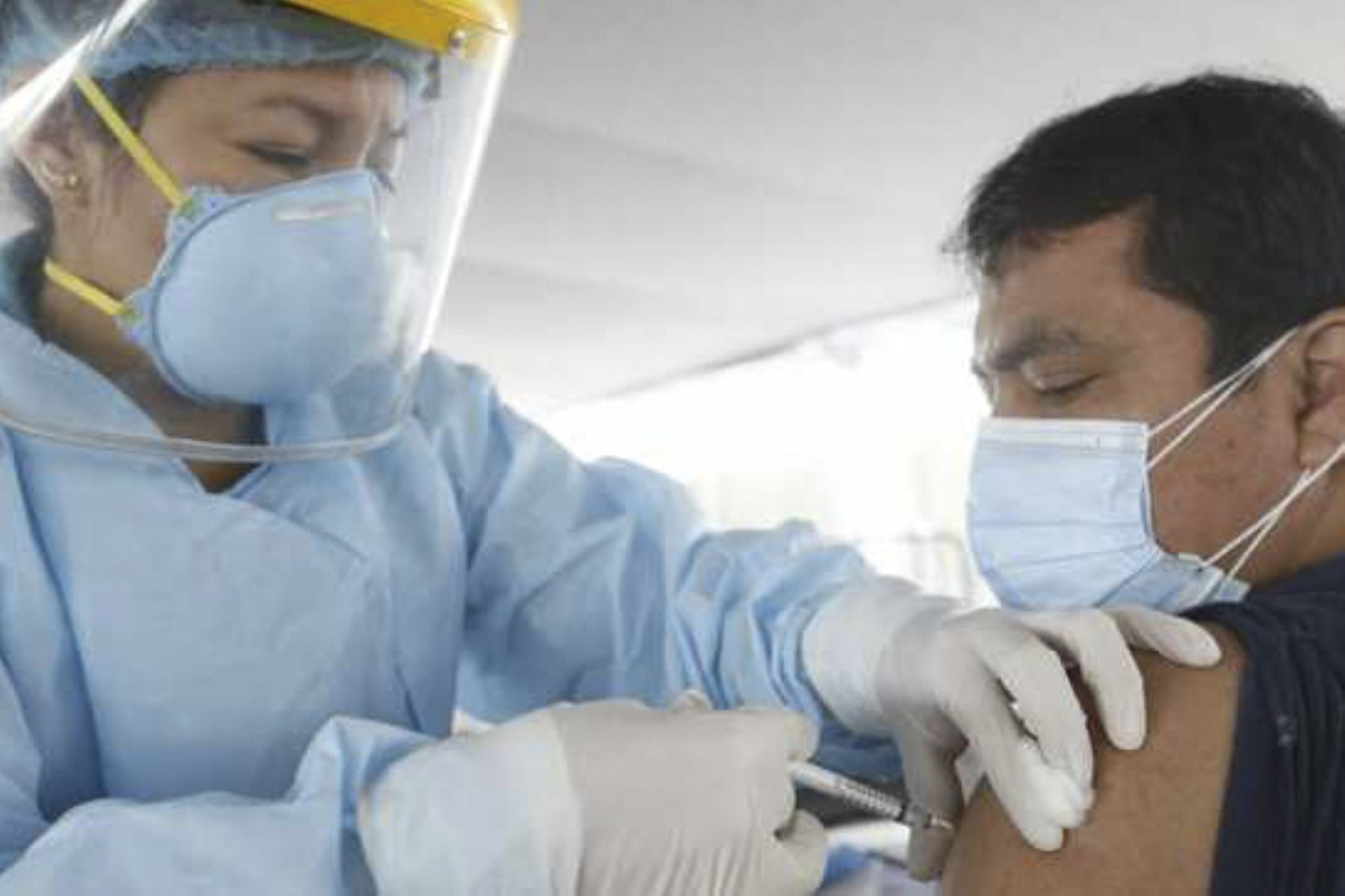 El ministrro de Salud, Hernando Cevallos, informó que las personas que recibieron dos dosis de la vacuna Sinopharm recibirán la Pfizer o la AstraZeneca. Foto: ANDINA/Minsa.