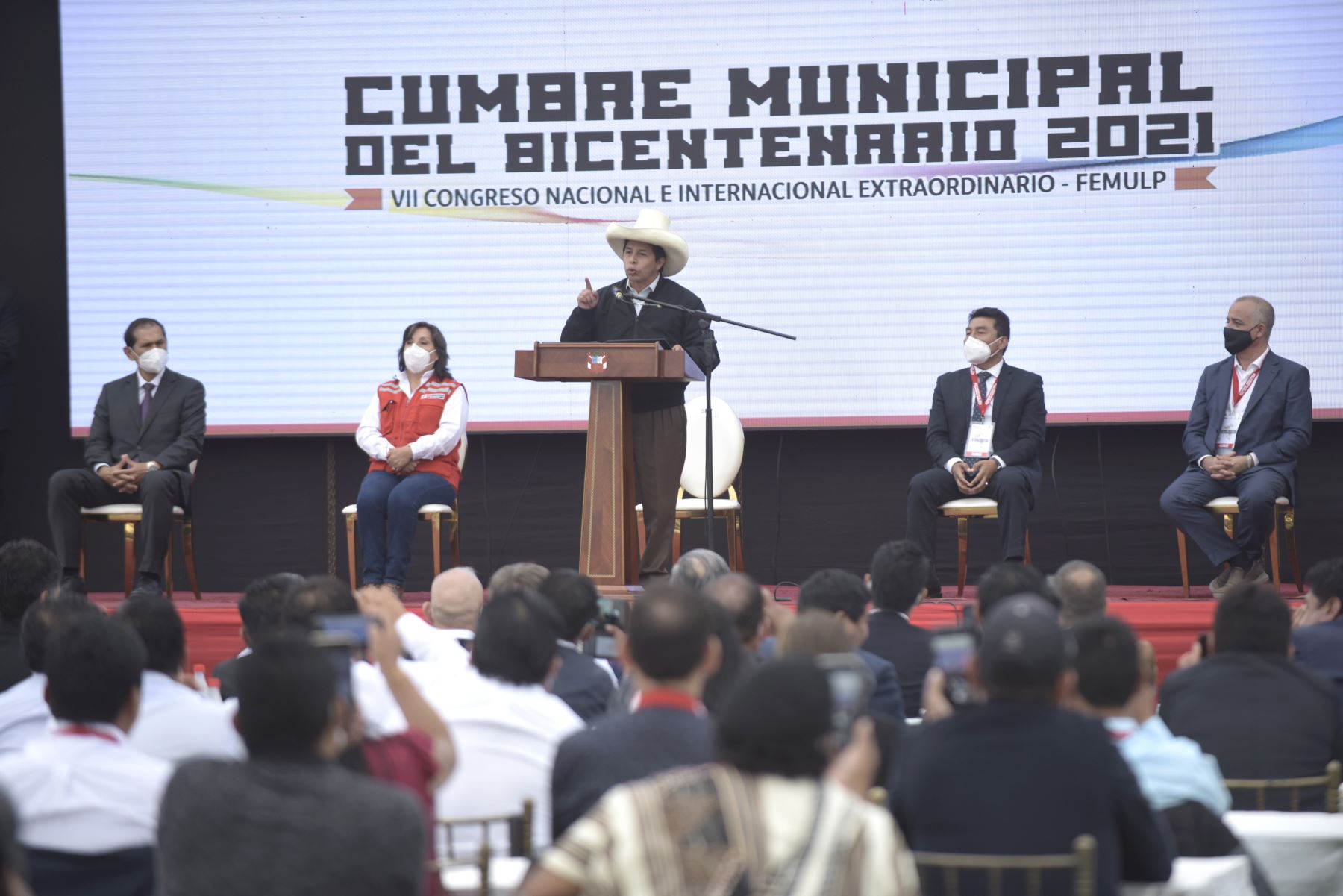 El presidente de la República, Pedro Castillo, asiste a la clausura de la Cumbre Municipal del Bicentenario 2021, organizada por la Federación de Municipios Libres del Perú, en el distrito de Ate. Foto: ANDINA/Prensa Presidencia