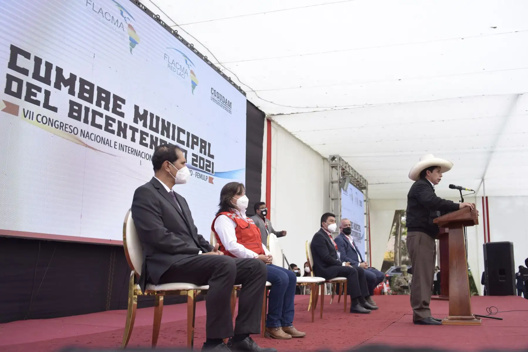 El presidente de la República, Pedro Castillo, asiste a la clausura de la Cumbre Municipal del Bicentenario 2021, organizada por la Federación de Municipios Libres del Perú. Foto: ANDINA/Prensa Presidencia