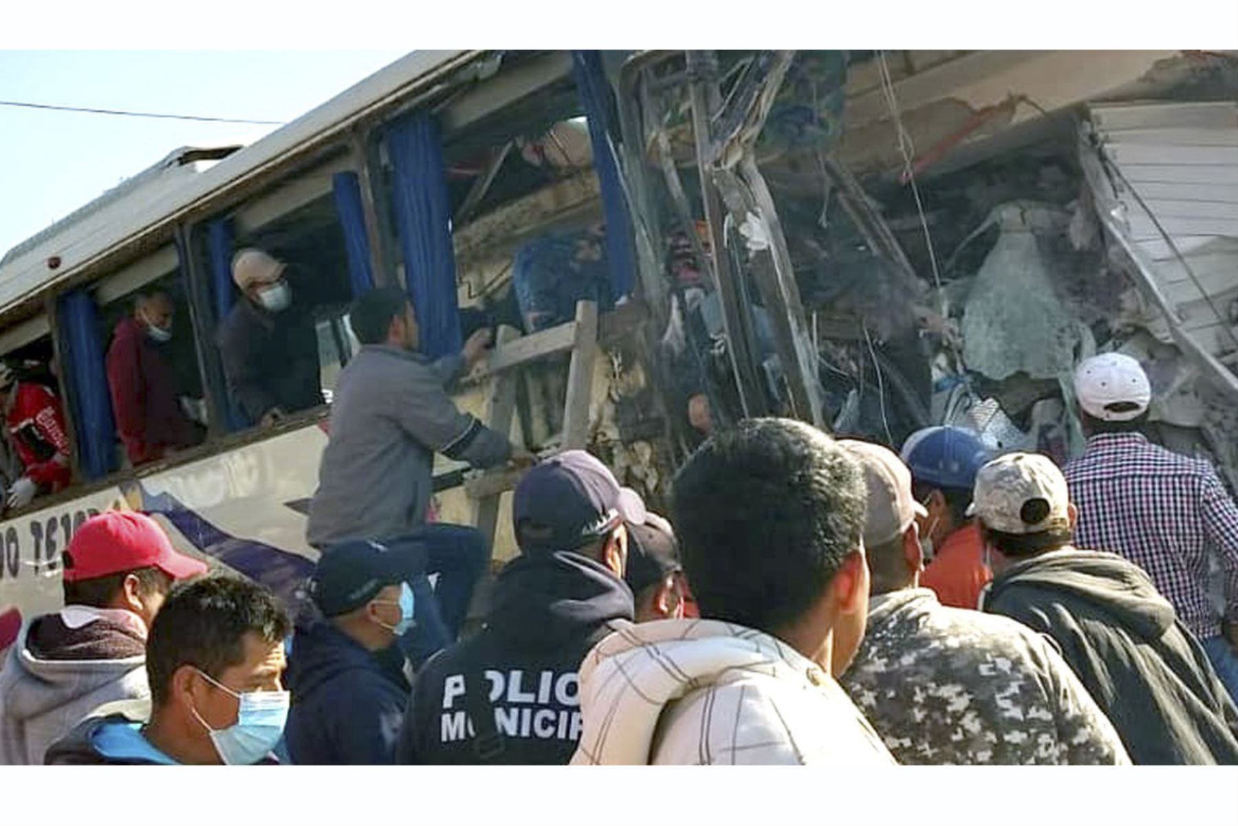 Un autobús con peregrinos se quedó sin frenos y dejó 19 muertos en la carretera Joquicingo-Malinalco, México. Foto: Twitter/ @FernandoCruzFr7