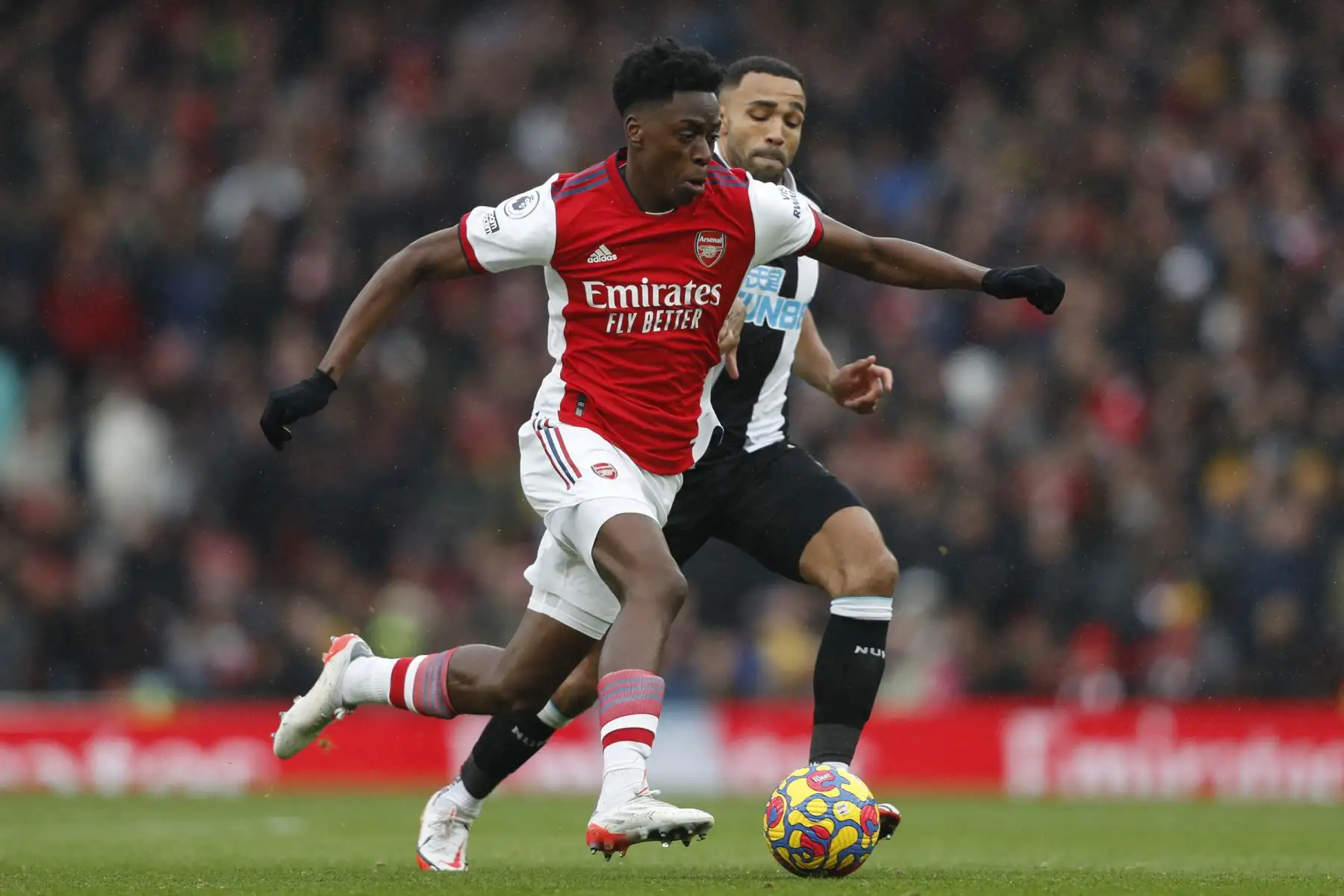 El centrocampista belga del Arsenal, Albert Sambi Lokonga, controla el balón durante el partido de la Premier League. Foto: AFP