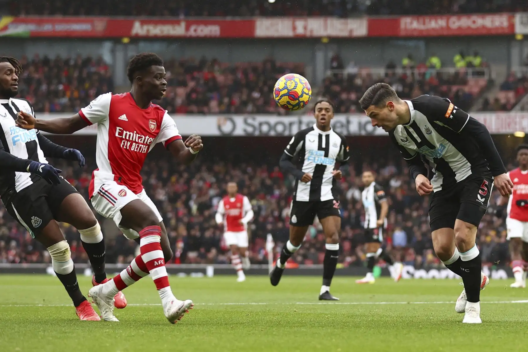 El centrocampista inglés del Arsenal, Bukayo Saka, compite con el defensor suizo del Newcastle United, Fabian Schar, durante el partido de la Premier League. Foto: AFP