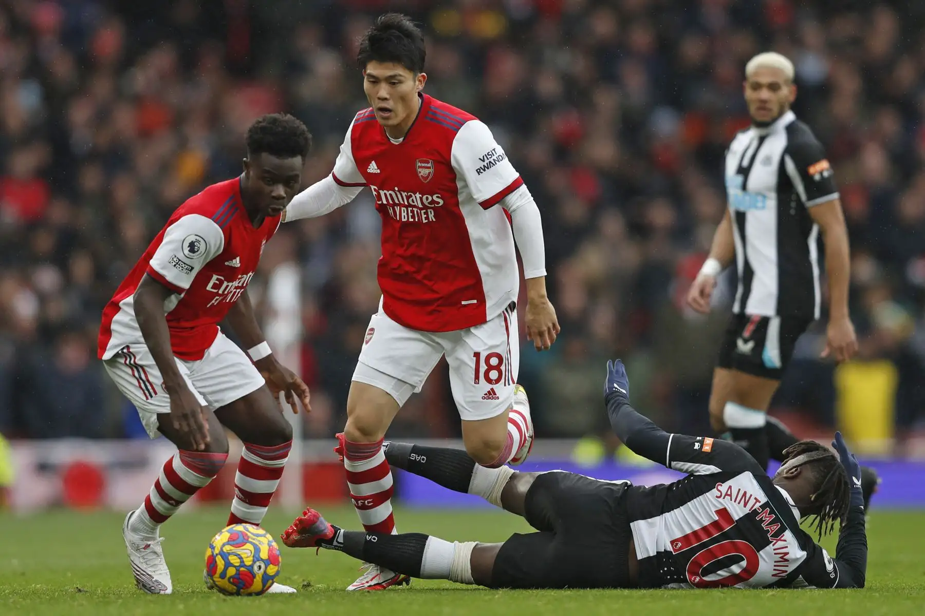 El centrocampista francés del Newcastle United, Allan Saint-Maximin, compite con Takehiro Tomiyasu y Bukayo Saka del Arsenal durante el partido de la Premier League. Foto: AFP