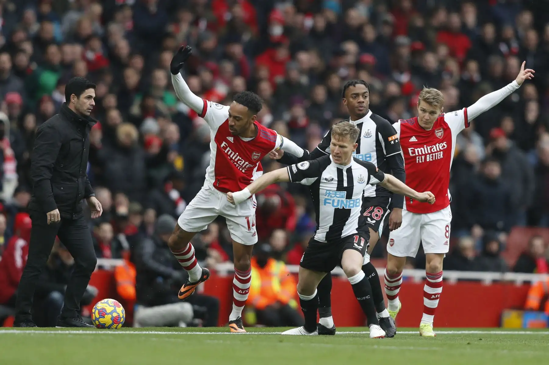 El delantero gabonés del Arsenal Pierre-Emerick Aubameyang  compite con el mediocampista escocés del Newcastle, Matt Ritchie durante el Partido de la Premier League. Foto: AFP