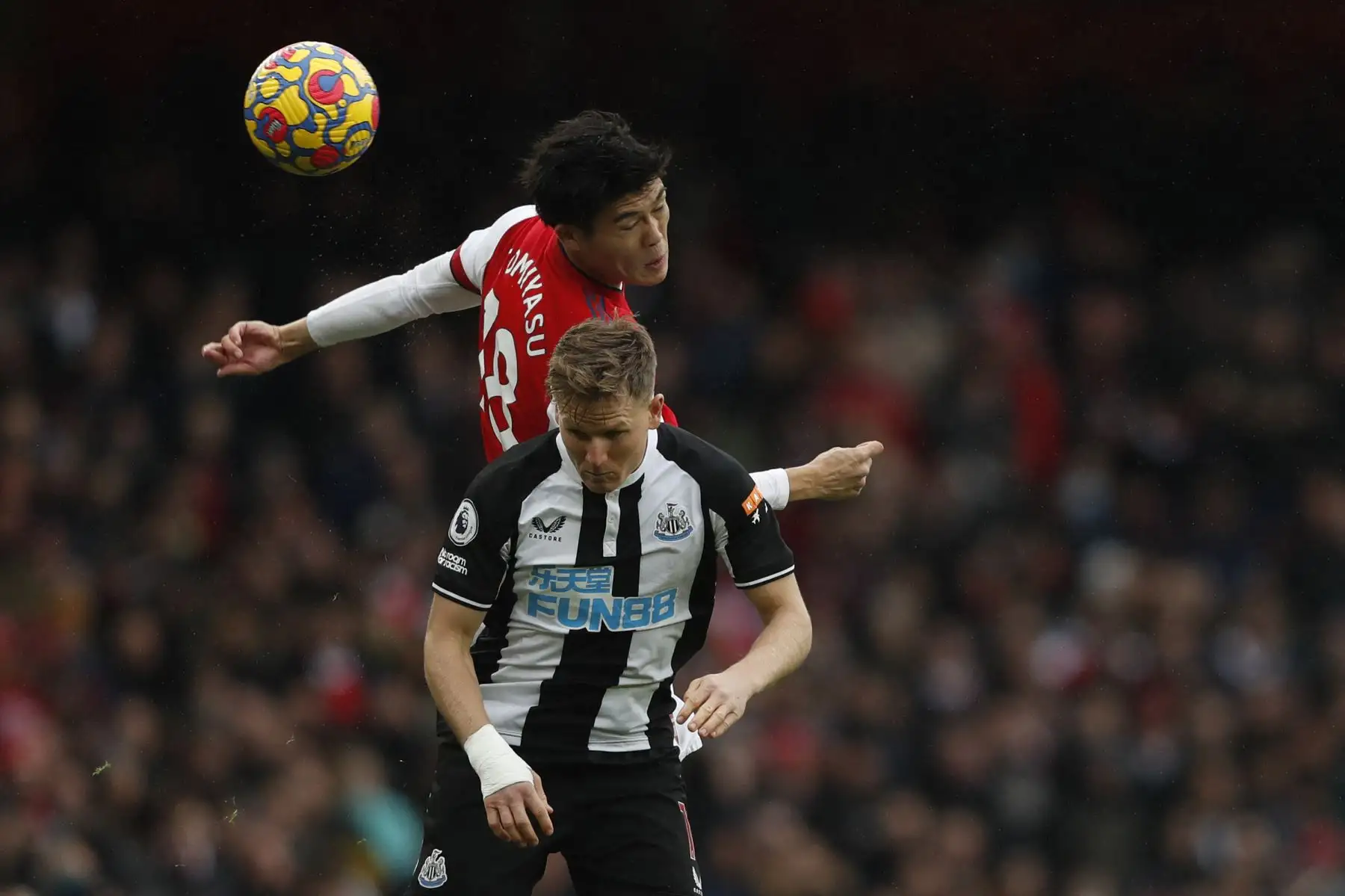 El defensor japonés del Arsenal Takehiro Tomiyasu compite con el mediocampista escocés del Newcastle  Matt Ritchie durante el partido de la Premier League, en el Emirates Stadium de Londres. Foto: AFP