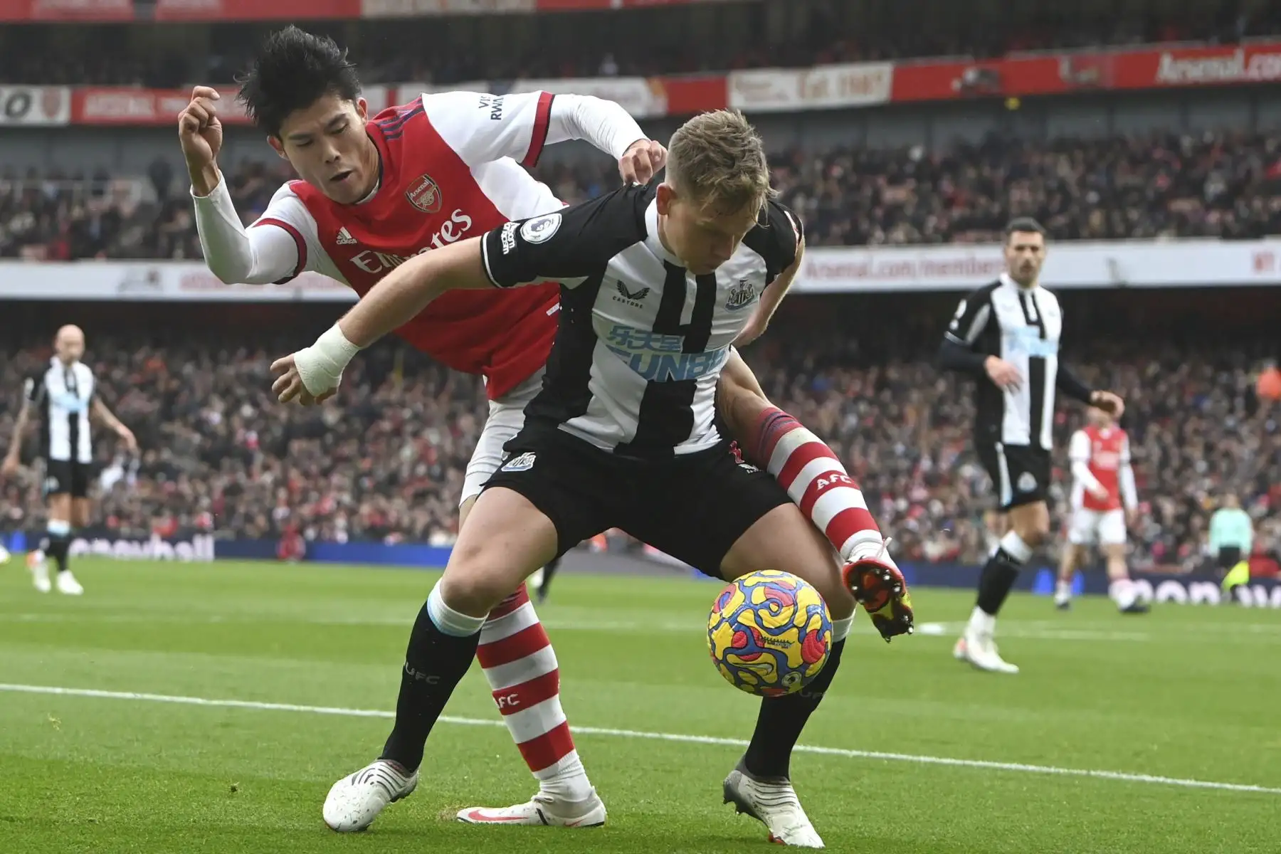 Takehiro Tomiyasu del Arsenal en acción contra Matt Ritchie del Newcastle durante el partido de la Liga Premier. Foto: EFE