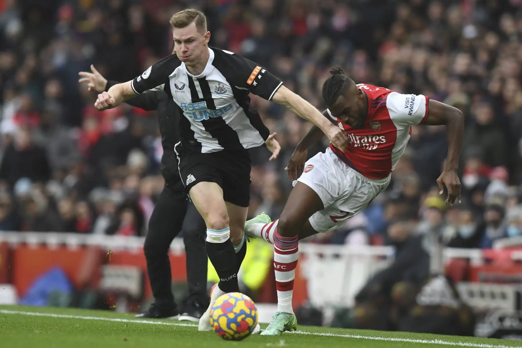 Nuno Tavares del Arsenal en acción contra Emil Krafth del Newcastle durante el partido de la Liga Premier. Foto: EFE