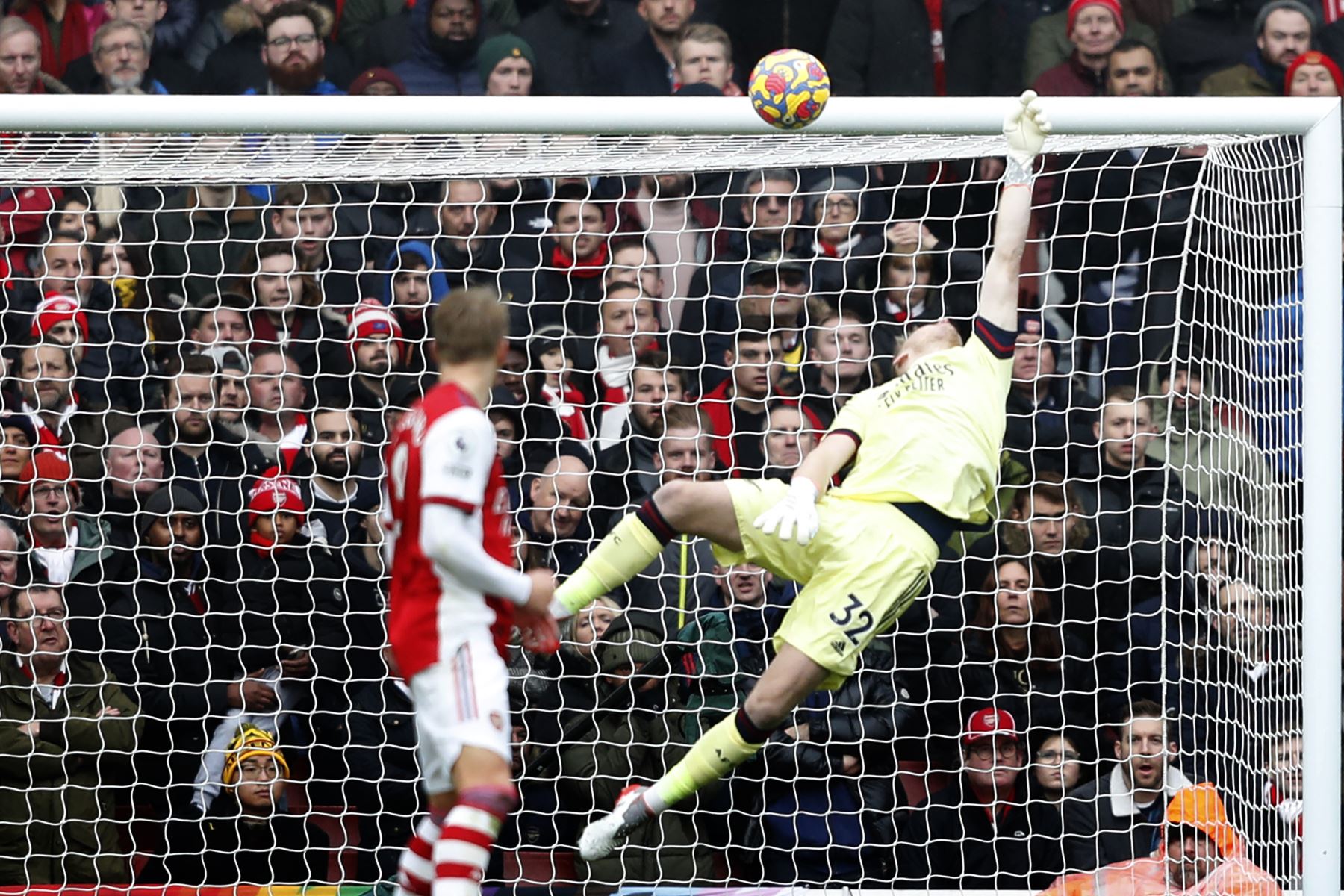 El portero inglés del Arsenal Aaron Ramsdale salva un intento del mediocampista inglés del Newcastle United Jonjo Shelvey durante el partido de la Premier League. Foto: AFP