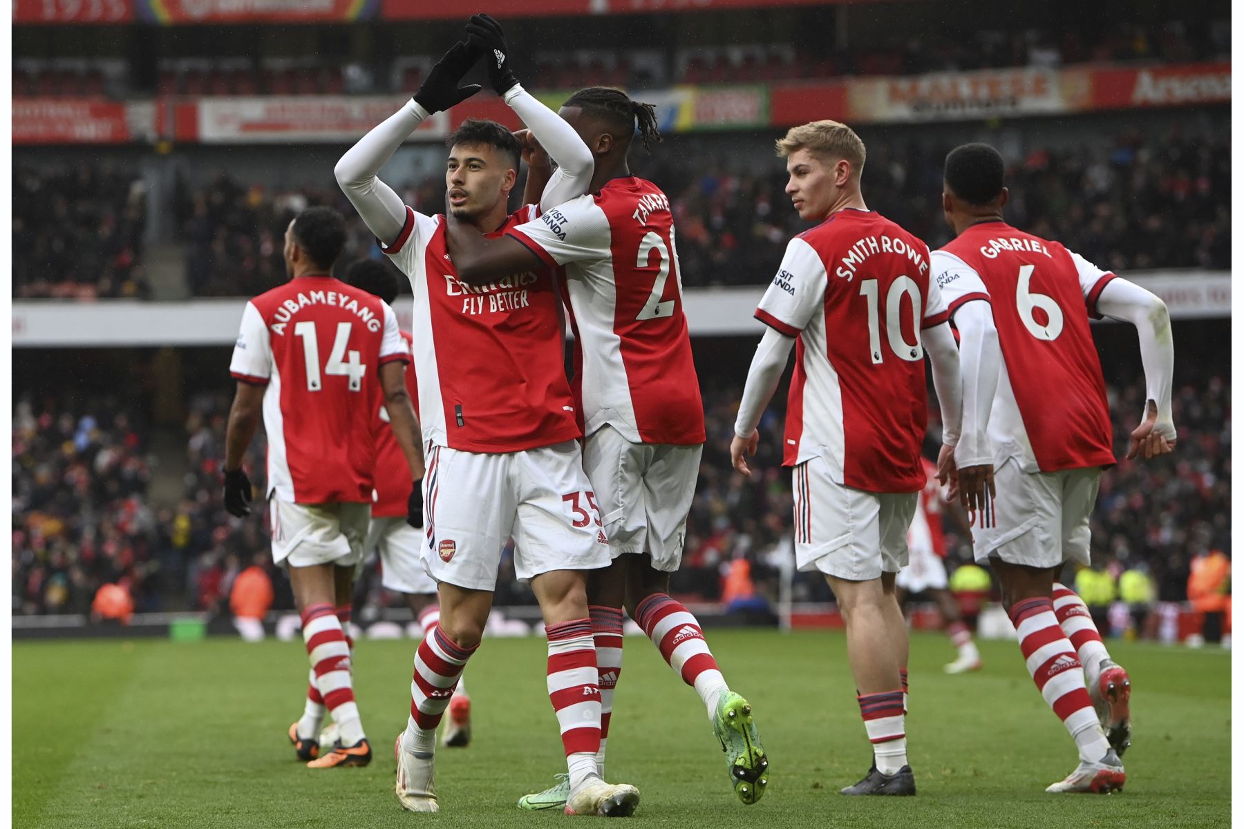 Gabriel Martinelli del Arsenal celebra con sus compañeros de equipo tras anotar la ventaja de 2-0 durante el partido de la Premier League. Foto: EFE