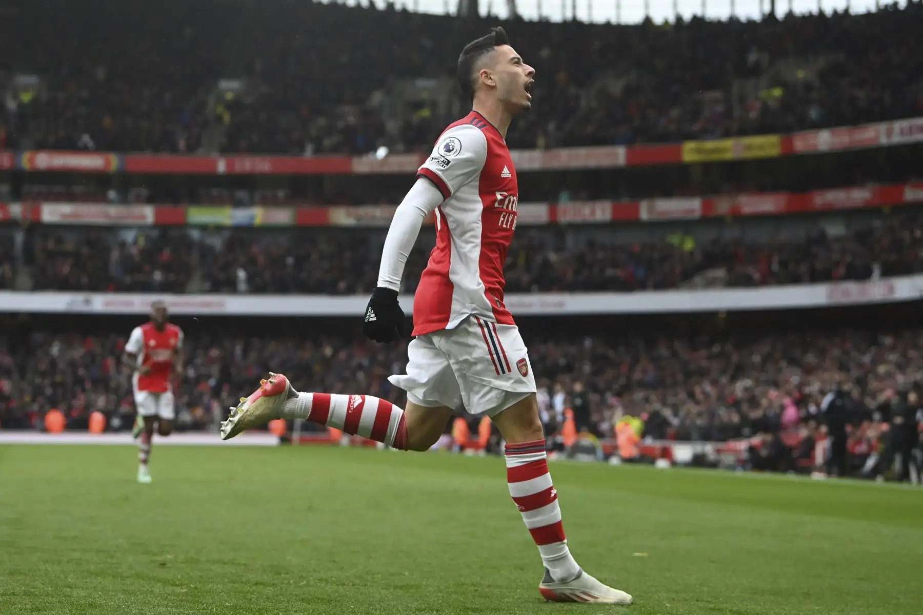 Gabriel Martinelli del Arsenal celebra tras anotar la ventaja 2-0 durante el partido de la Premier League, , en el Emirates Stadium de Londres. Foto: AFP