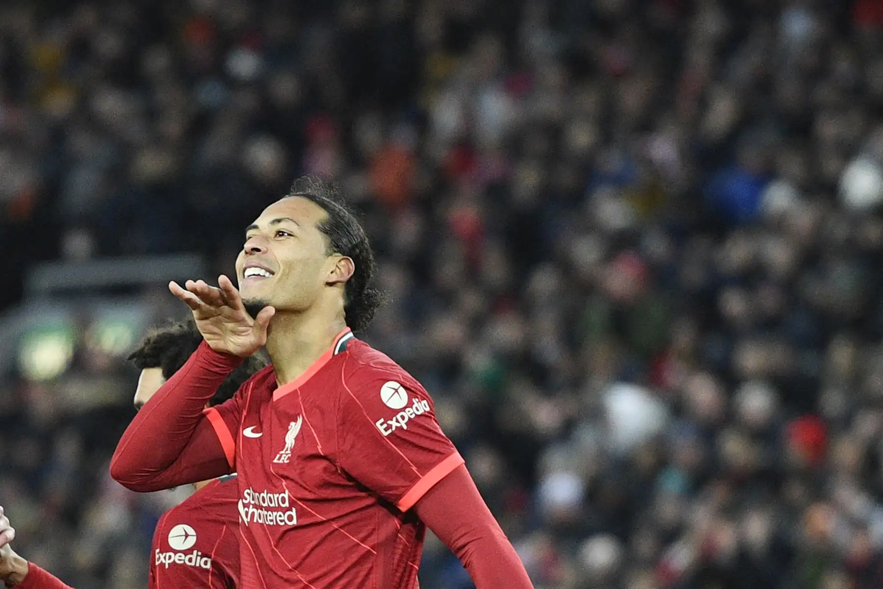 El defensor holandés del Liverpool Virgil van Dijk celebra tras anotar el cuarto gol de su equipo durante el partido de la Premier League. Foto: AFP