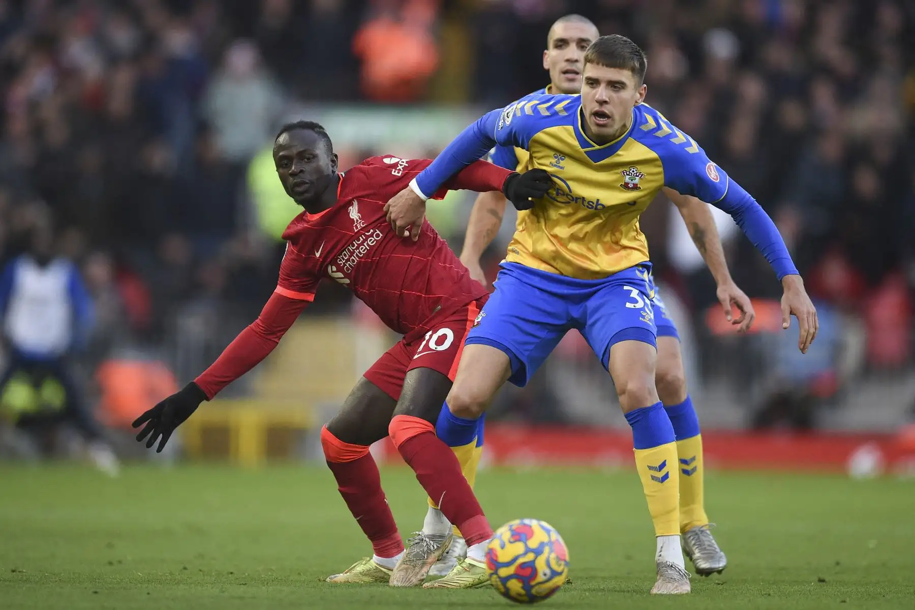 El delantero senegalés del Liverpool Sadio Mane compite con el defensor polaco de Southampton Jan Bednarek durante el partido de la Premier League. Foto: AFP