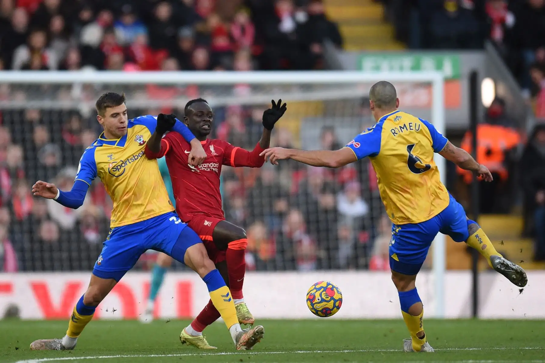 El delantero senegalés del Liverpool Sadio Mane compite con el defensor polaco Jan Bednarek y el centrocampista español Oriol Romeu del Southampton durante el partido de la Premier League. Foto: AFP