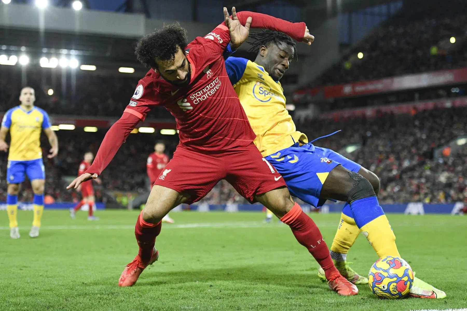 El mediocampista egipcio del Liverpool, Mohamed Salah, compite con el defensor ghanés de Southampton, Mohammed Salisu, durante el partido de de la Premier League. Foto: AFP