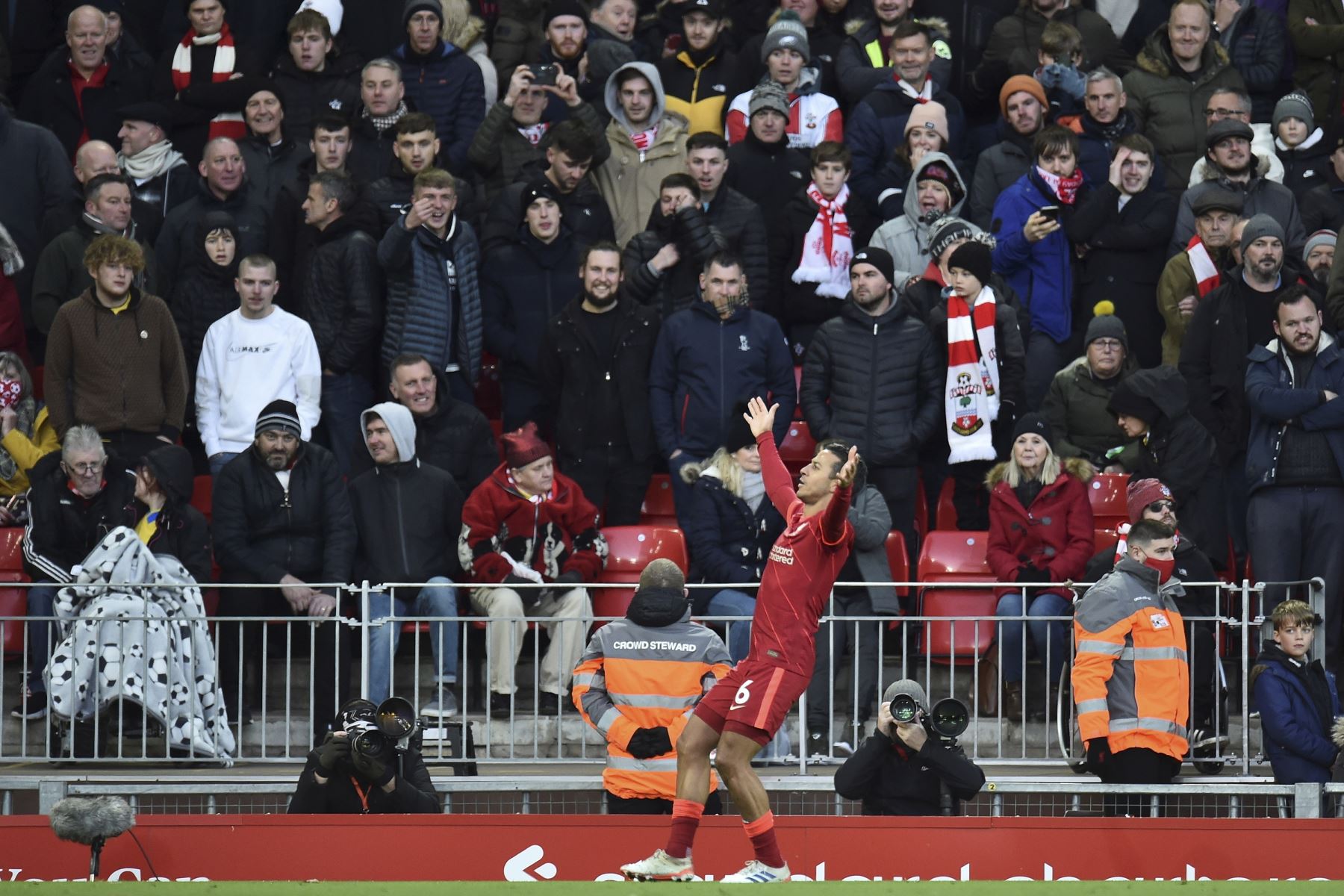 Thiago Alcantara del Liverpool celebra tras anotar el 3-0 en el partido de la Premier League. Foto: EFE