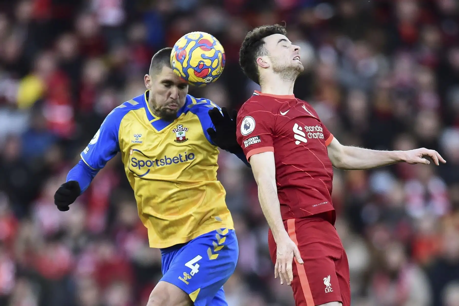Lyanco del Southampton en acción contra Diogo Jota del Liverpool durante el partido de la Premier League. Foto: EFE
