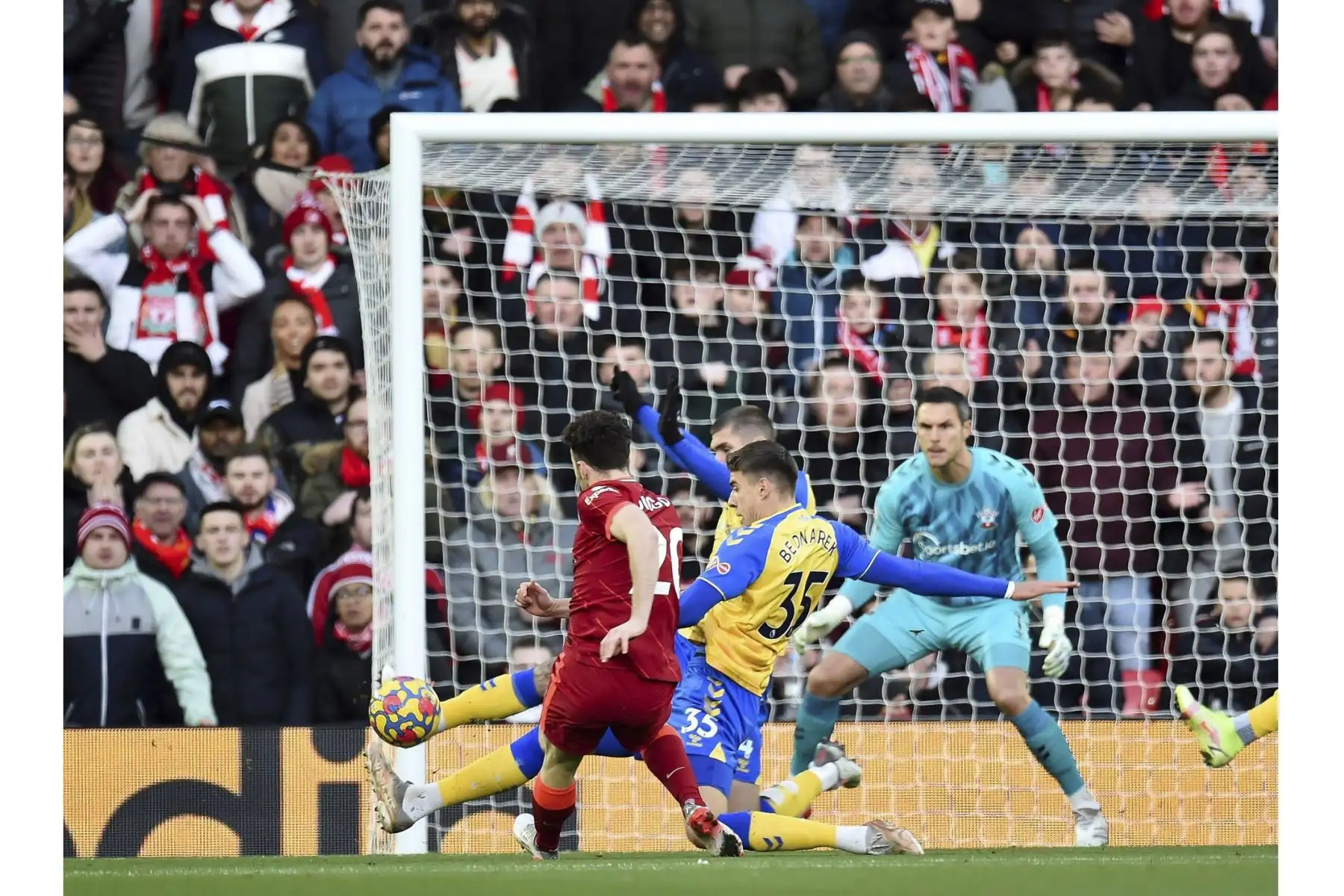 Diogo Jota del Liverpool remata durante el partido de la Premier League. Foto: EFE