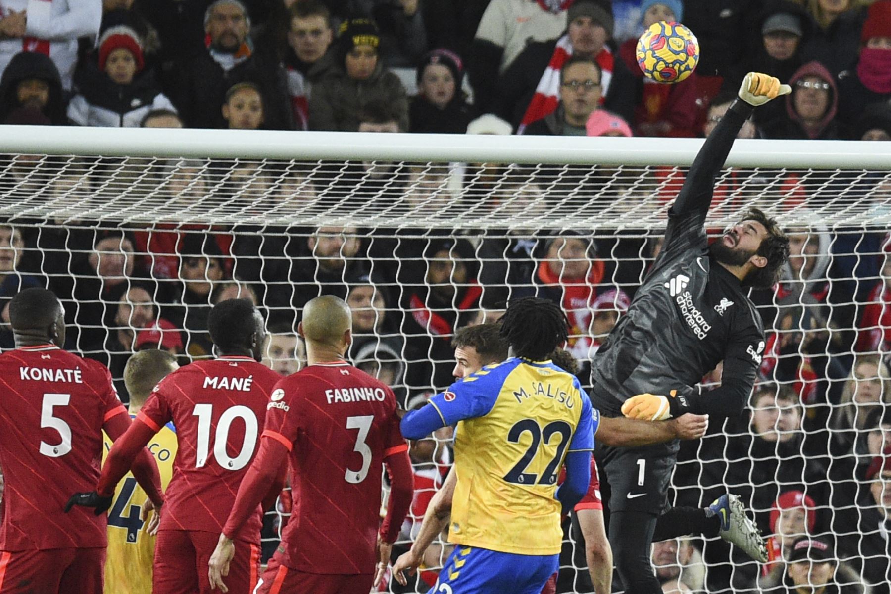 El portero brasileño del Liverpool Alisson Becker ataja el balón durante el partido de la Premier League. Foto: AFP