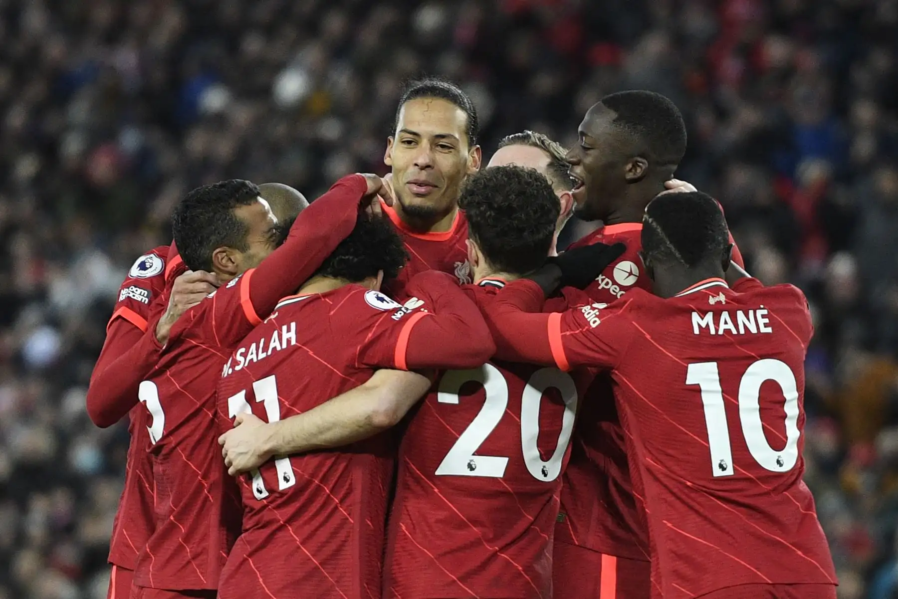 El defensor holandés del Liverpool, Virgil van Dijk, celebra con sus compañeros de equipo después de anotar el cuarto gol ante el Southampton durante el partido de la Premier League. Foto: AFP