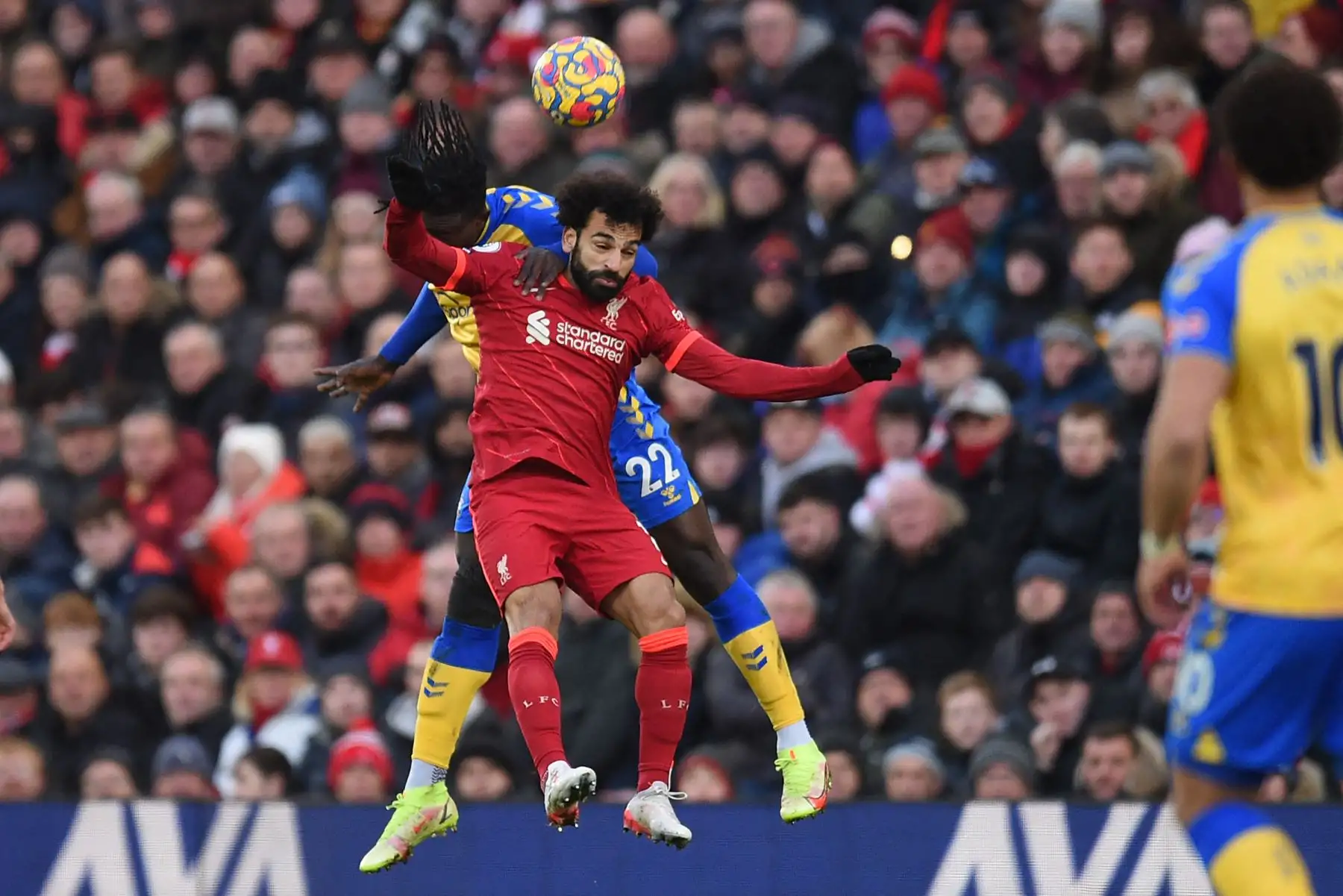 El defensor ghanés de Southampton, Mohammed Salisu, compite con el mediocampista egipcio del Liverpool, Mohamed Salah, durante el partido de la Premier League. Foto: AFP