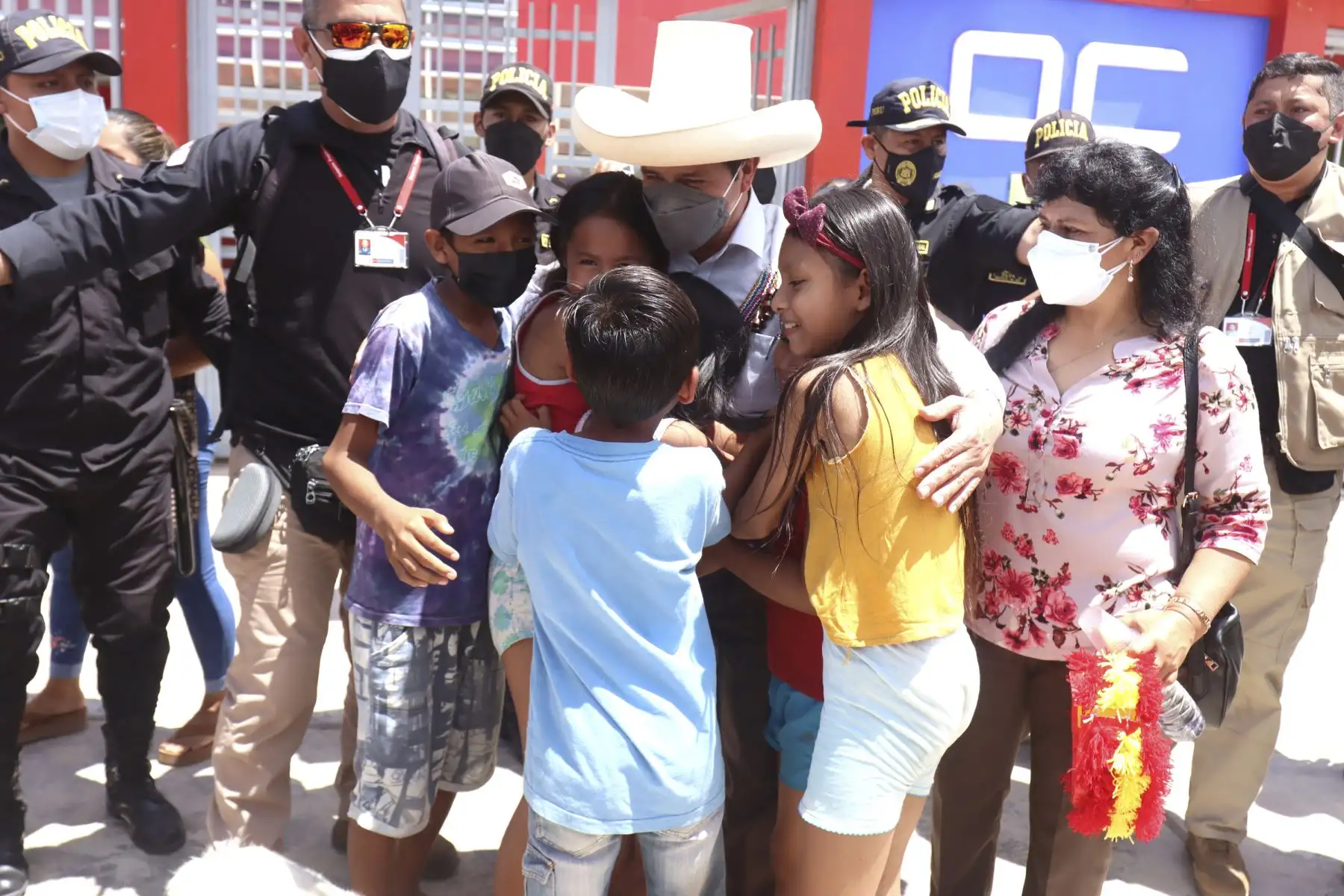 El presidente de la República, Pedro Castillo, junto a la Primera Dama, Lilia Paredes, participa en la ceremonia de inauguración del VII Encuentro Nacional de Rondas Campesinas, Nativas y Urbanas del Perú, que se desarrolla en distrito de Yurimaguas, región Loreto. Foto: ANDINA/Prensa Presidencia