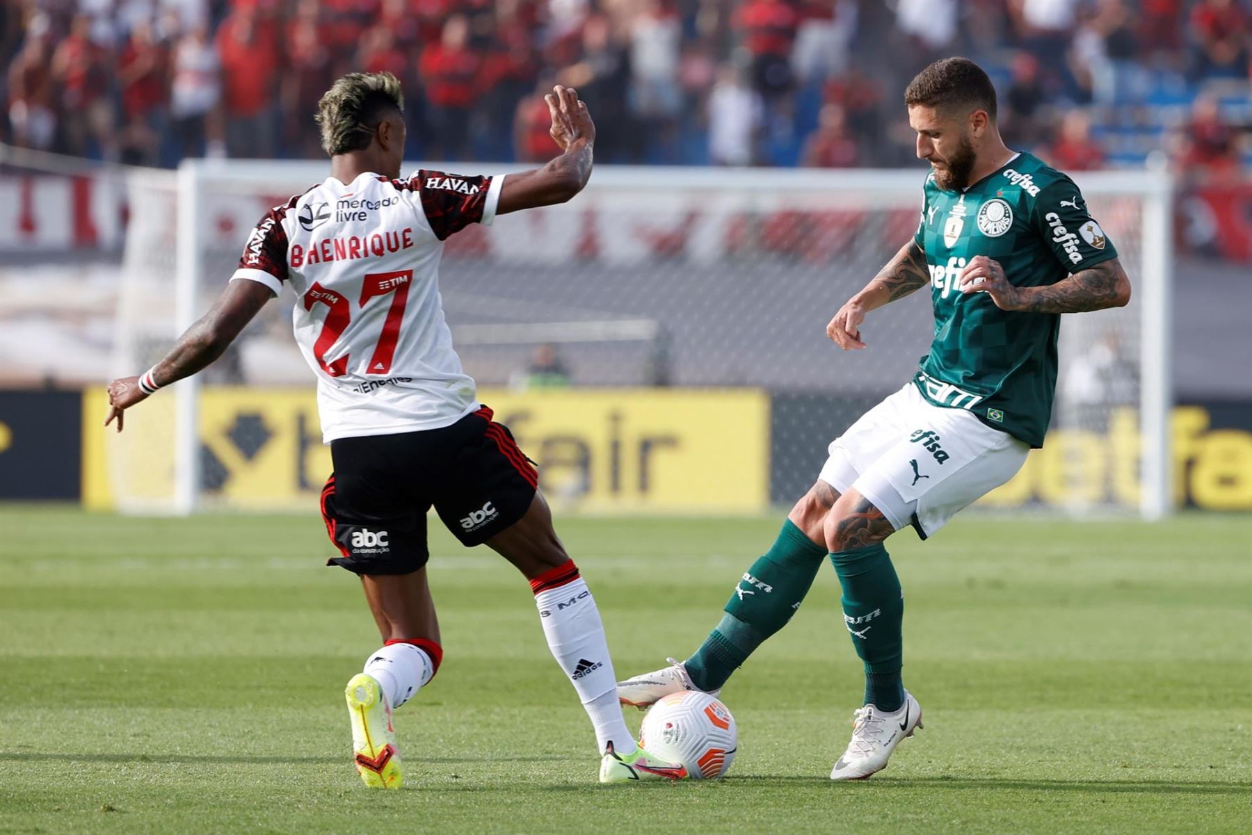 Bruno Henrique (i) de Flamengo disputa hoy el balón con Ze Rafael de Palmeiras, durante la final de la Copa Libertadores en el Estadio Centenario en Montevideo (Uruguay). EFE/ Juan Ignacio Roncoroni
