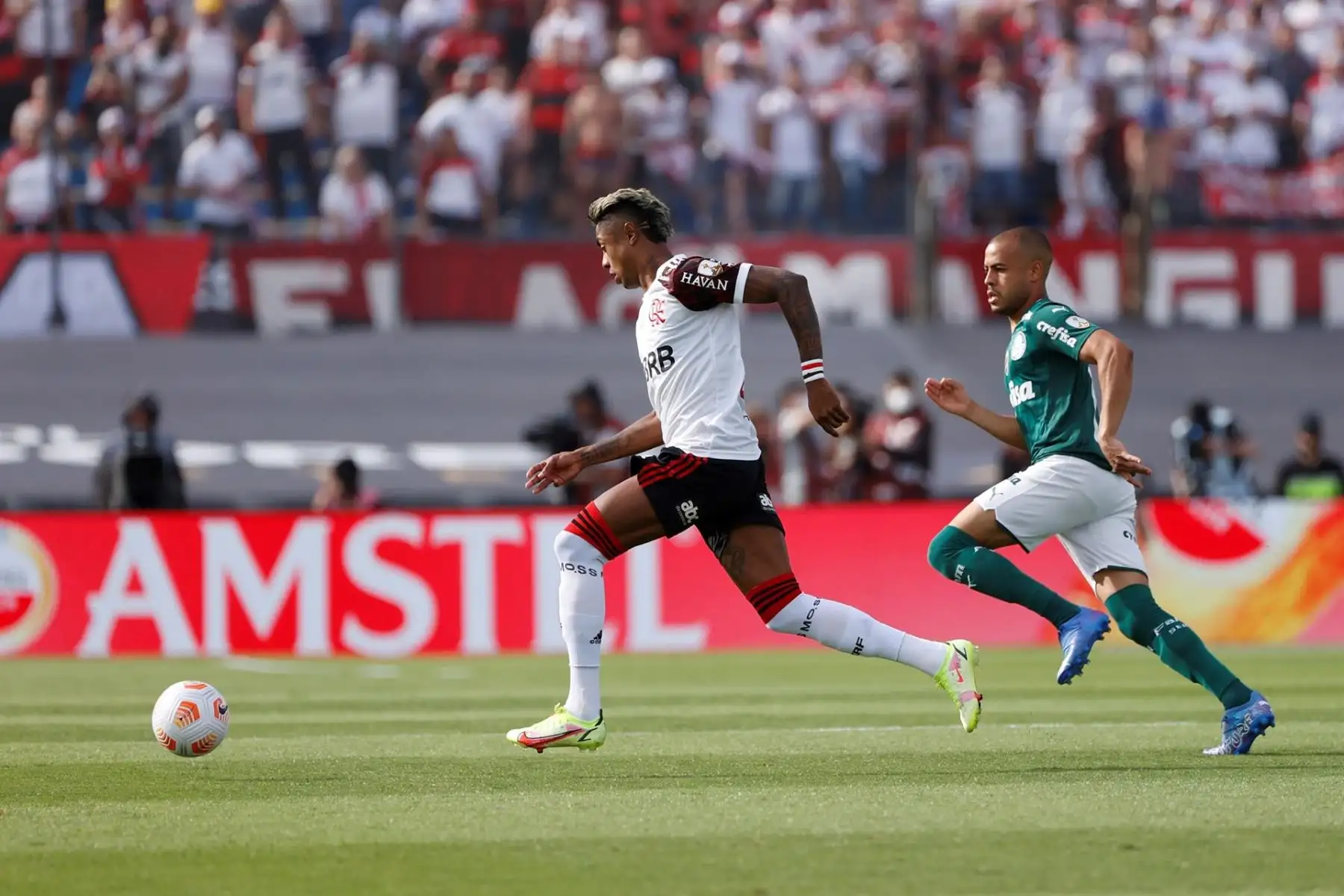 Bruno Henrique (i) de Flamengo disputa hoy el balón con Mayke de Palmeiras, durante la final de la Copa Libertadores en el Estadio Centenario en Montevideo (Uruguay). EFE/ Juan Ignacio Roncoroni