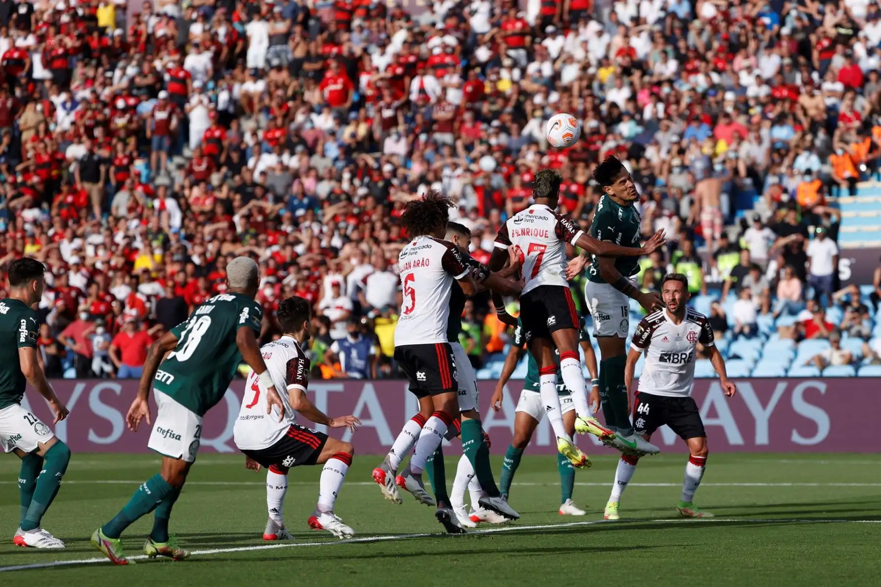 Bruno Henrique (arriba-i) de Flamengo disputa hoy el balón con Gustavo Gómez (arriba-d) de Palmeiras, durante la final de la Copa Libertadores en el Estadio Centenario en Montevideo (Uruguay). EFE/ Juan Ignacio Roncoroni