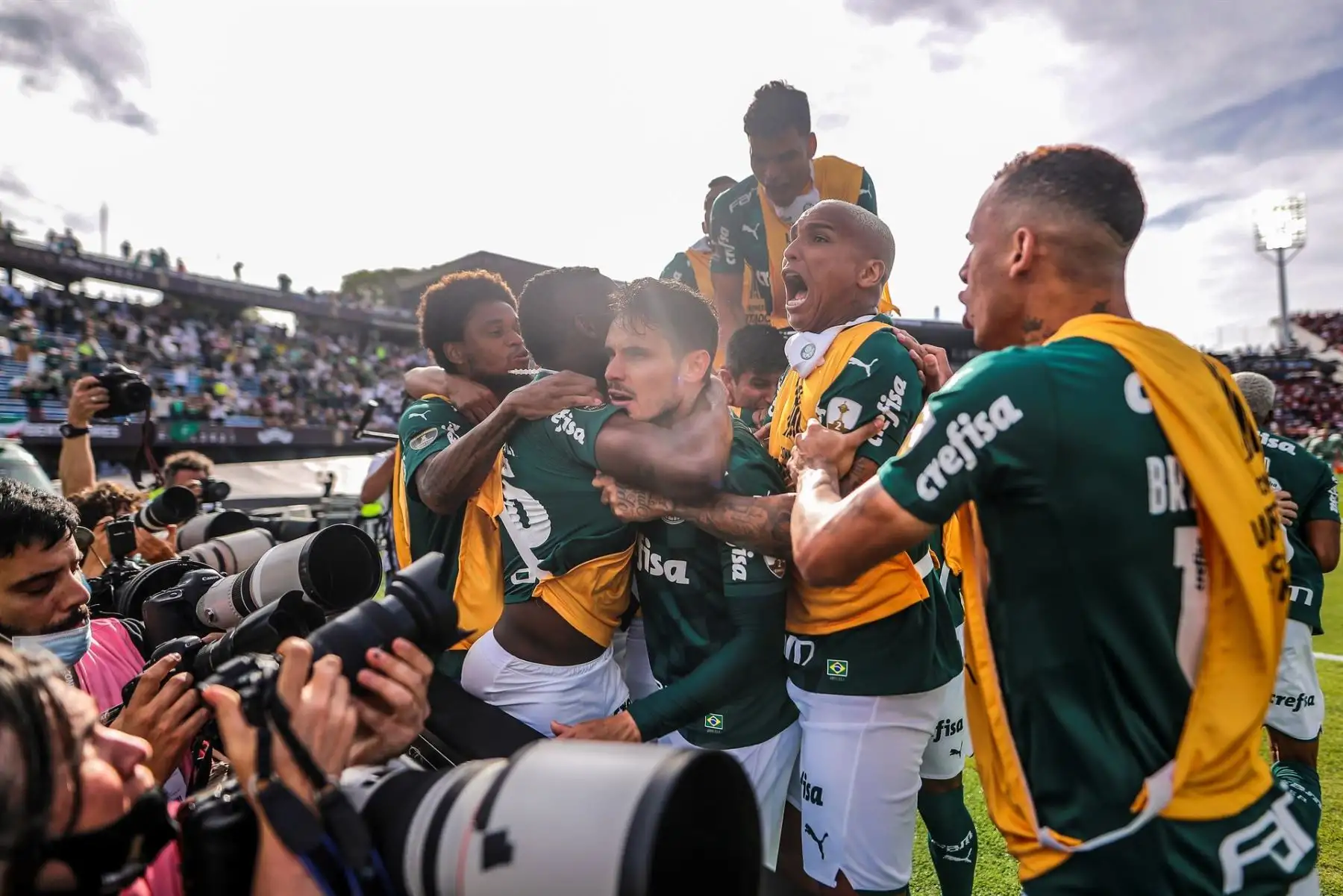Jugadores de Palmeiras celebran un gol de Raphael Cavalcante Veiga hoy, en la final de la Copa Libertadores entre Palmeiras y Flamengo, en el Estadio Centenario en Montevideo (Uruguay). EFE/ Juan Ignacio Roncoroni