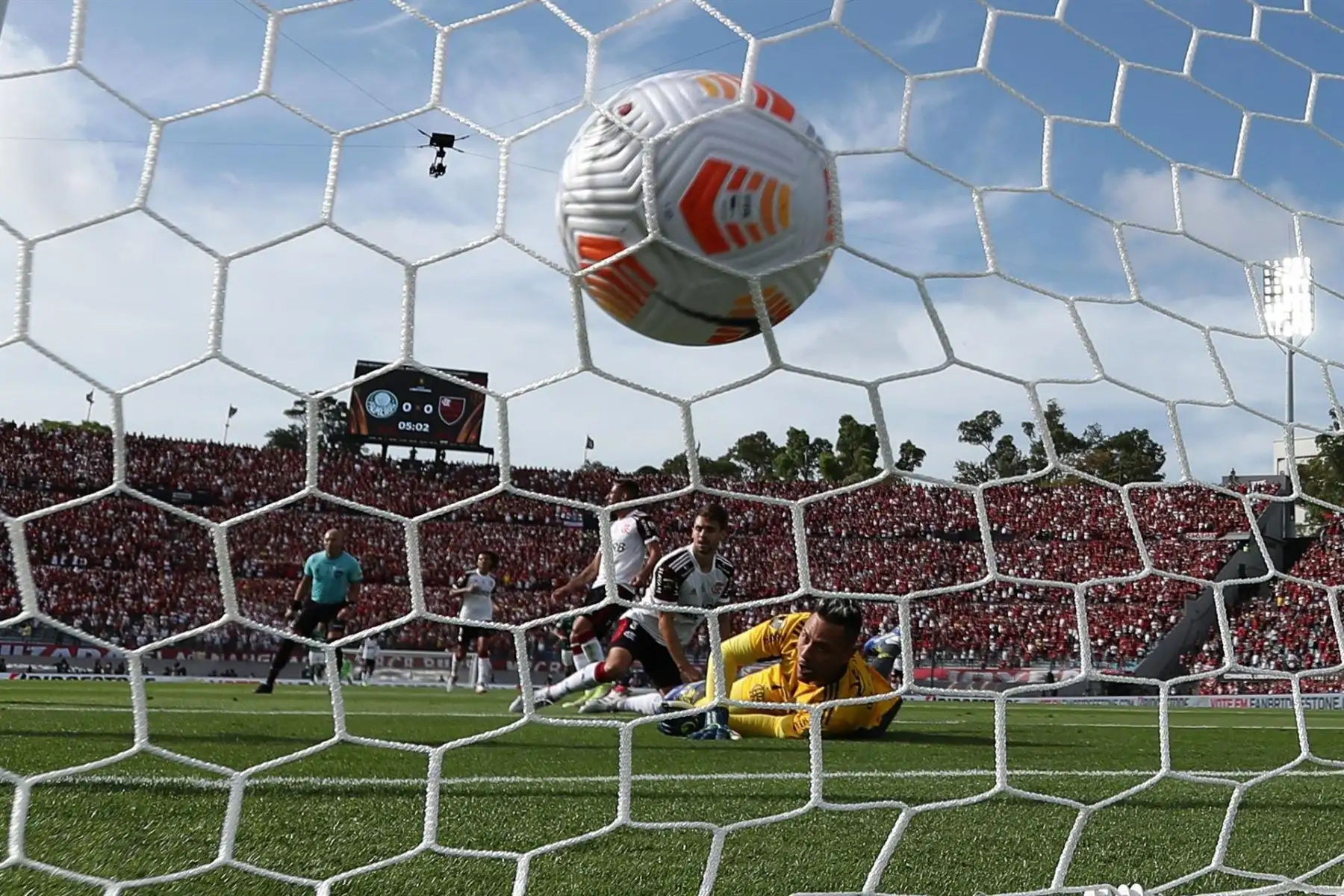 Diego Alves Carreira (c) de Flamengo recibe un gol de Raphael Cavalcante Veiga de Palmeiras, durante la final de la Copa Libertadores en el Estadio Centenario en Montevideo (Uruguay). EFE/ Juan Ignacio Roncoroni