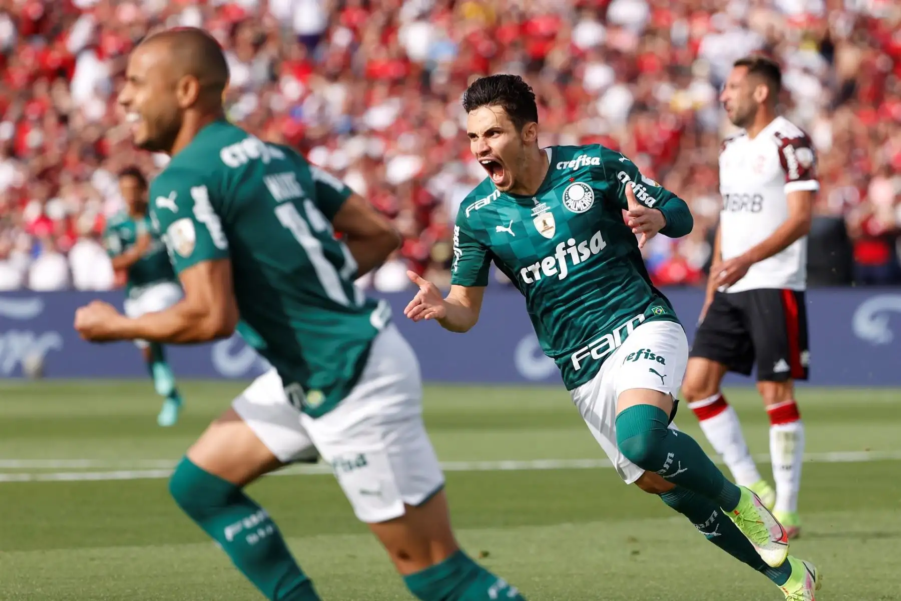 Raphael Cavalcante Veiga de Palmeiras celebra un gol hoy, en la final de la Copa Libertadores entre Palmeiras y Flamengo, en el Estadio Centenario en Montevideo (Uruguay). EFE/ Juan Ignacio Roncoroni