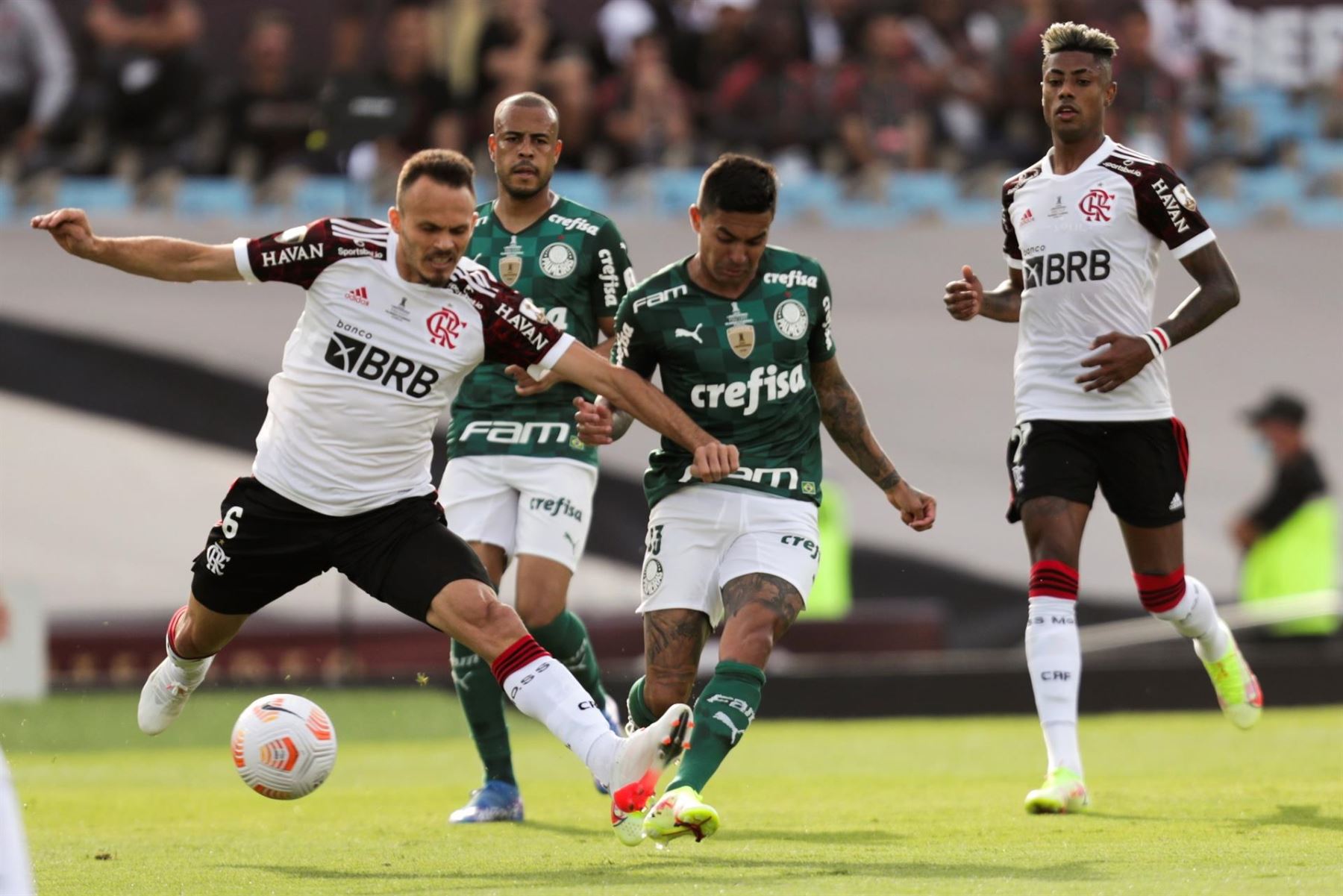 René (i) de Flamengo disputa hoy el balón con Dudu de Palmeiras, durante la final de la Copa Libertadores en el Estadio Centenario en Montevideo (Uruguay). EFE/ Federico Anfitti