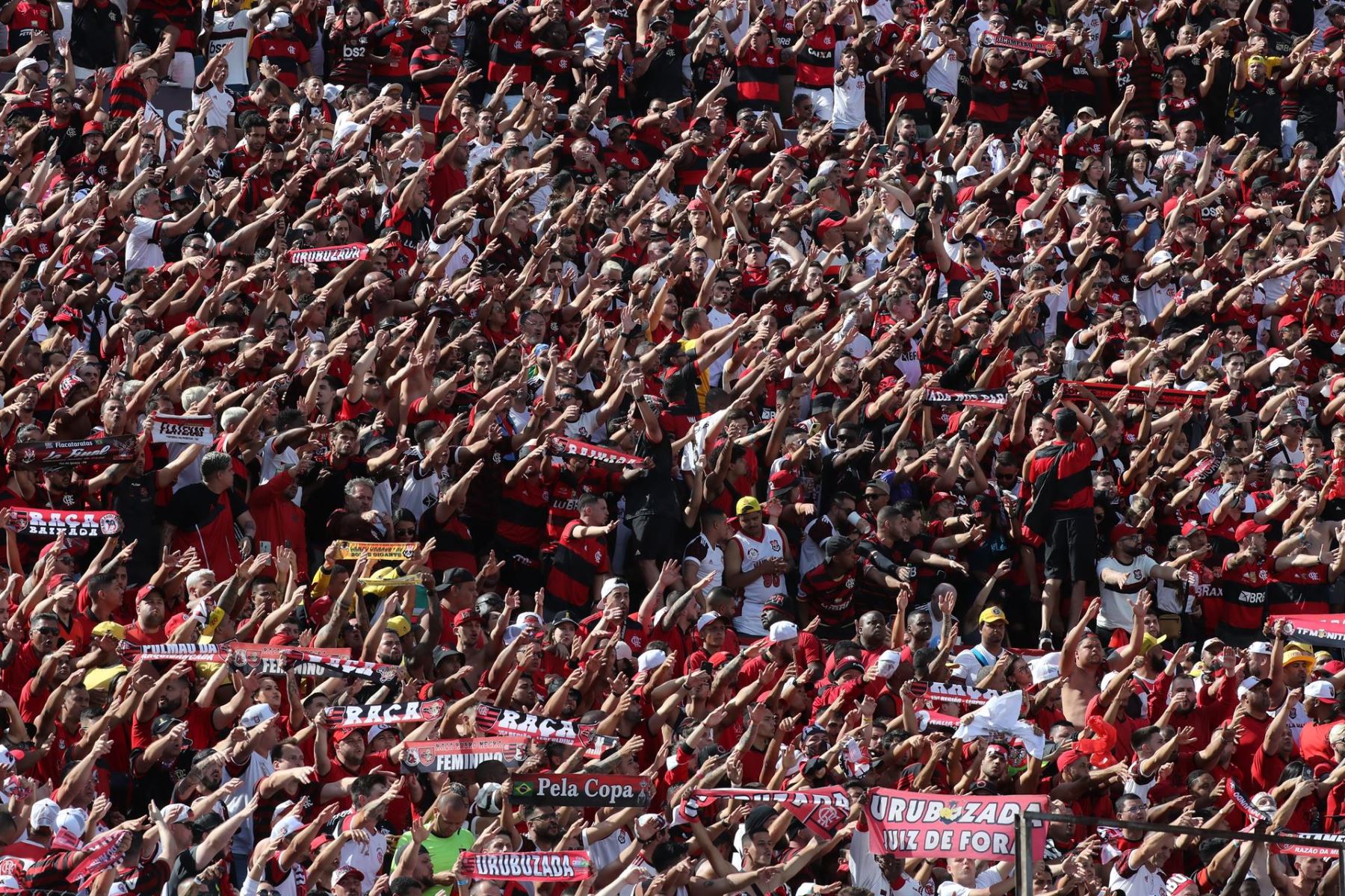 Hinchas de Flamengo alientan hoy a su equipo previo al inicio de la final de la Copa Libertadores contra Palmeiras, en el Estadio Centenario en Montevideo (Uruguay). EFE/ Raúl Martínez