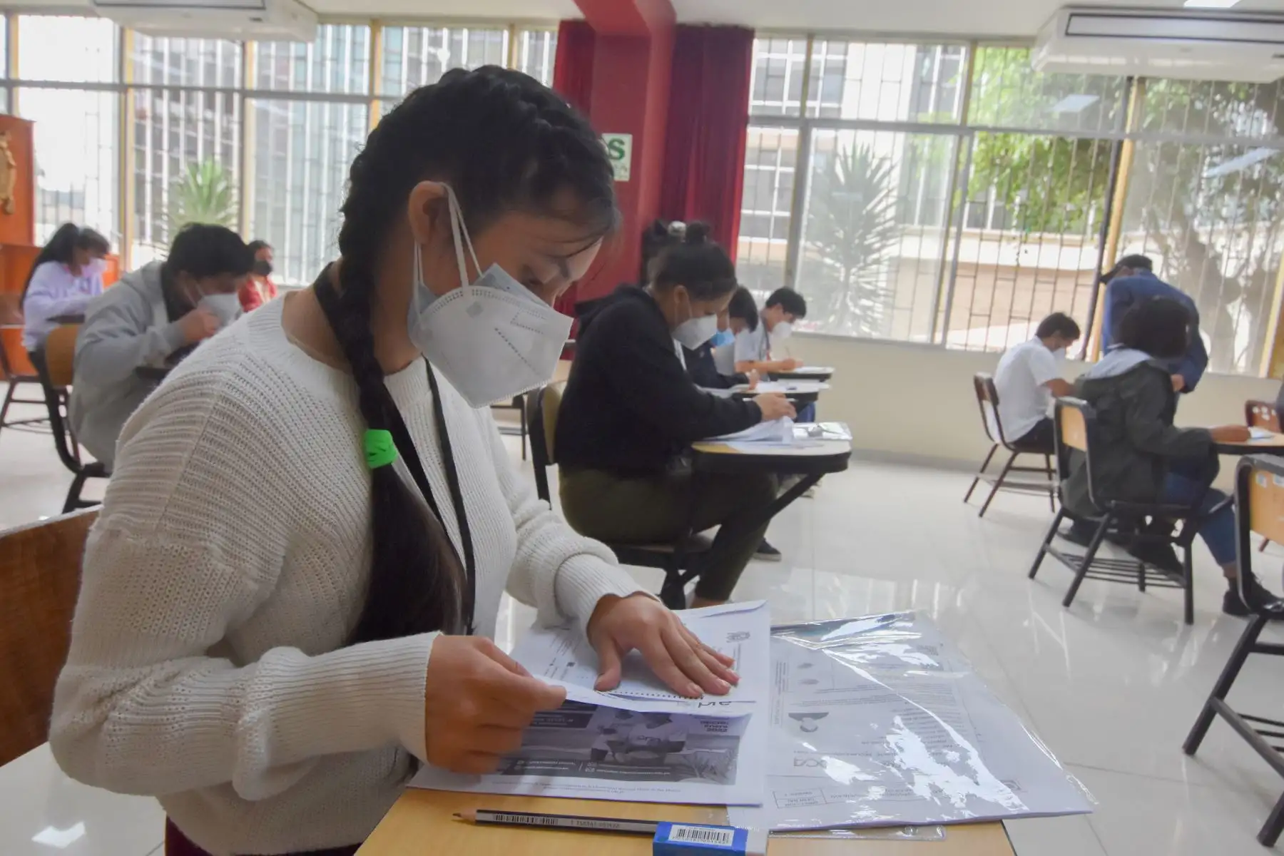 Cientos de postulantes a las áreas académicas de Ciencias Básicas y Ciencias Económicas y de la Gestión rinden hoy el examen de admisión presencial con el propósito de ocupar una de las vacantes que ofrece la Decana de América para sus 66 carreras profesionales. Foto: UNMSM