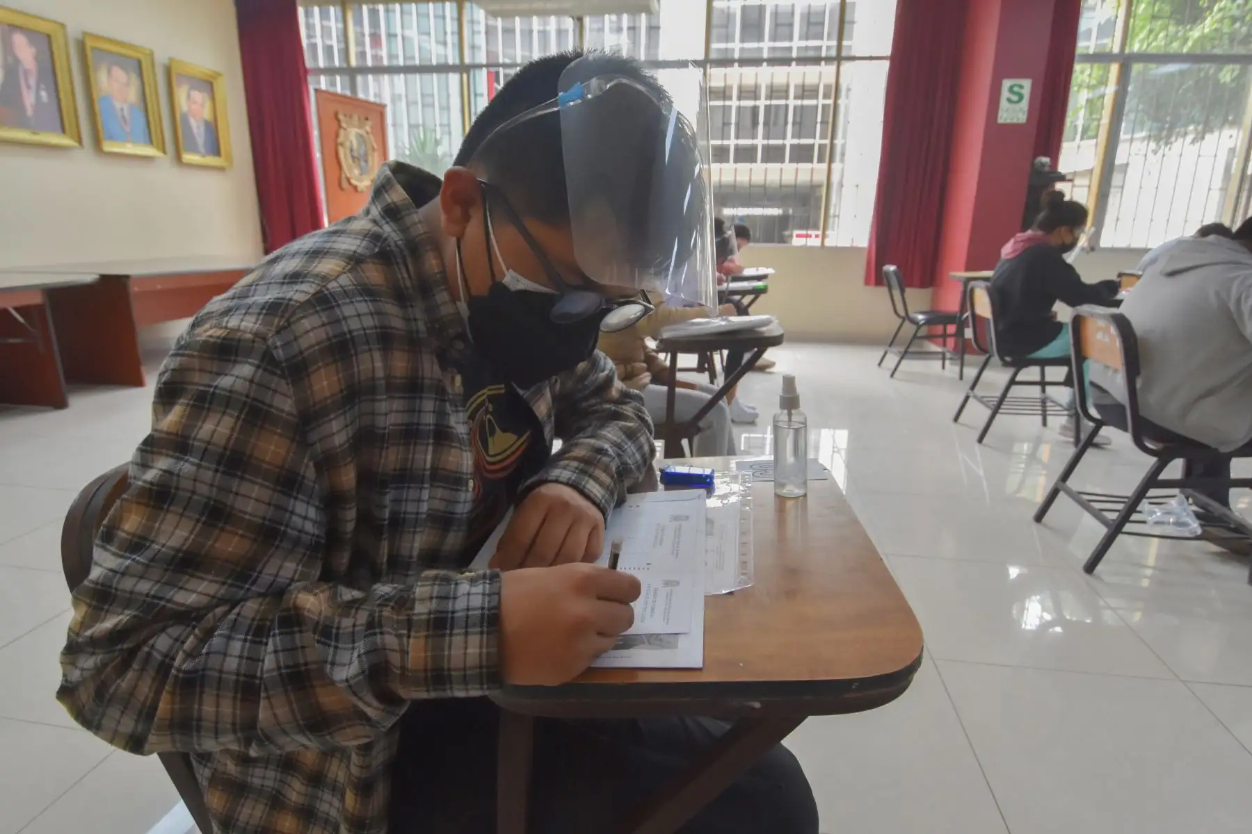 Cientos de postulantes a las áreas académicas de Ciencias Básicas y Ciencias Económicas y de la Gestión rinden hoy el examen de admisión presencial con el propósito de ocupar una de las vacantes que ofrece la Decana de América para sus 66 carreras profesionales. Foto: UNMSM