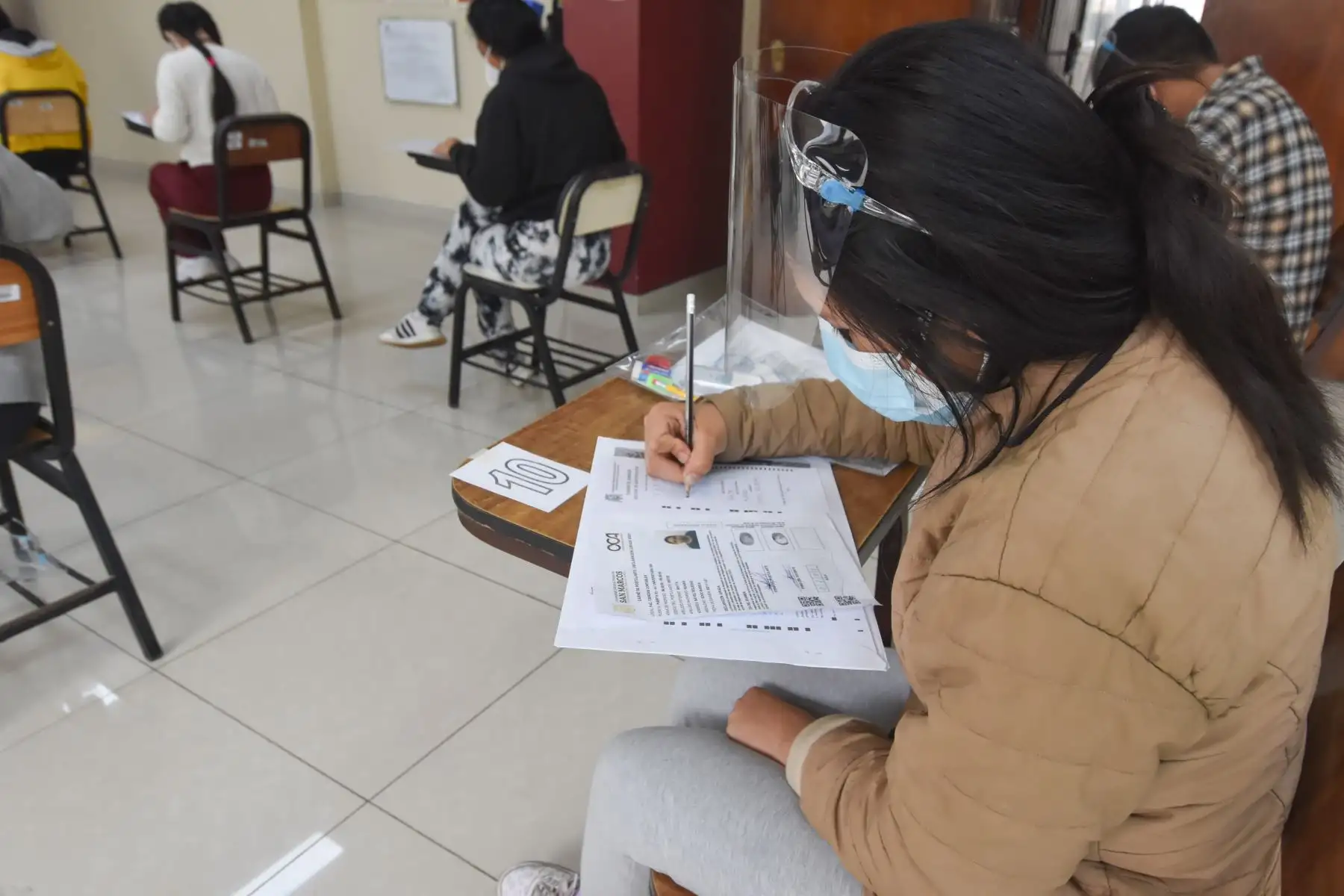 Cientos de postulantes a las áreas académicas de Ciencias Básicas y Ciencias Económicas y de la Gestión rinden hoy el examen de admisión presencial con el propósito de ocupar una de las vacantes que ofrece la Decana de América para sus 66 carreras profesionales. Foto: UNMSM