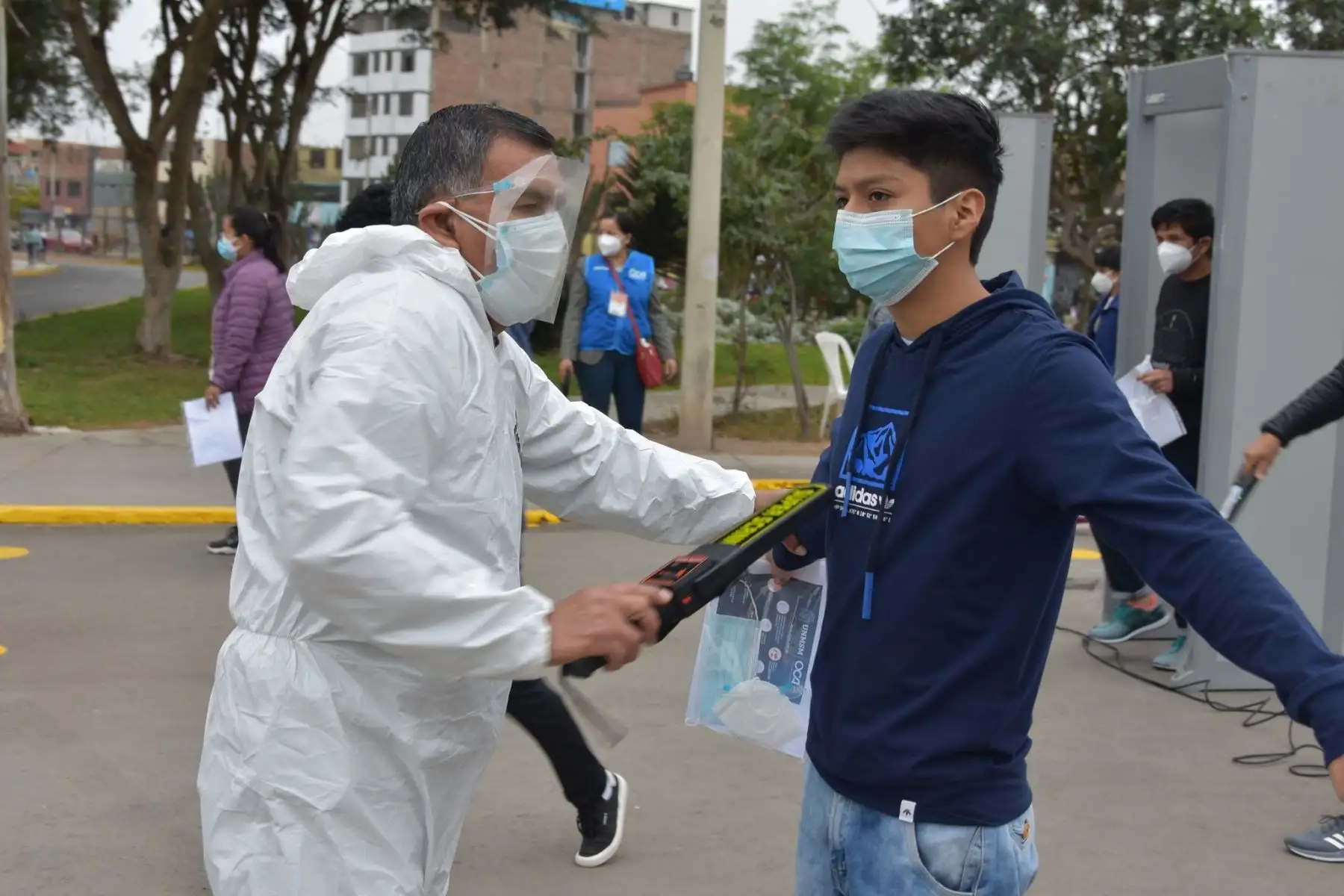 Cientos de postulantes a las áreas académicas de Ciencias Básicas y Ciencias Económicas y de la Gestión rinden hoy el examen de admisión presencial con el propósito de ocupar una de las vacantes que ofrece la Decana de América para sus 66 carreras profesionales. Foto: UNMSM