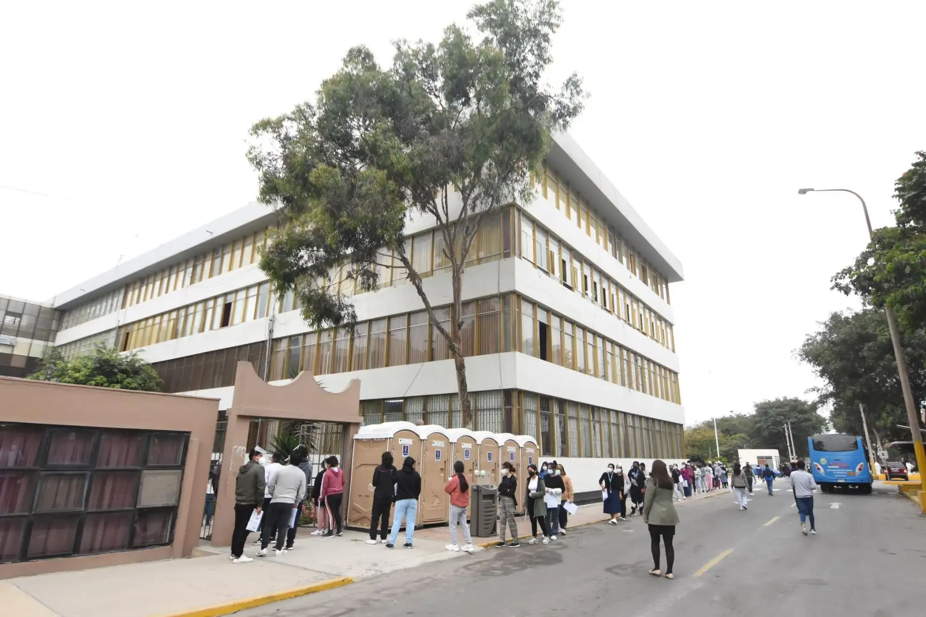 Cientos de postulantes a las áreas académicas de Ciencias Básicas y Ciencias Económicas y de la Gestión rinden hoy el examen de admisión presencial con el propósito de ocupar una de las vacantes que ofrece la Decana de América para sus 66 carreras profesionales. Foto: UNMSM
