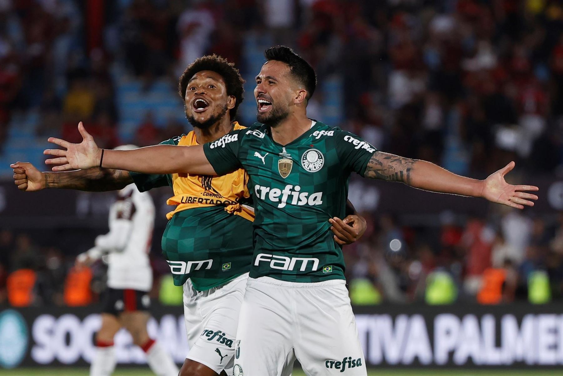 Jugadores de Palmeiras celebran al ganar la Copa Libertadores hoy, tras vencer a Flamengo en el Estadio Centenario en Montevideo (Uruguay). EFE/ Juan Ignacio Roncoroni