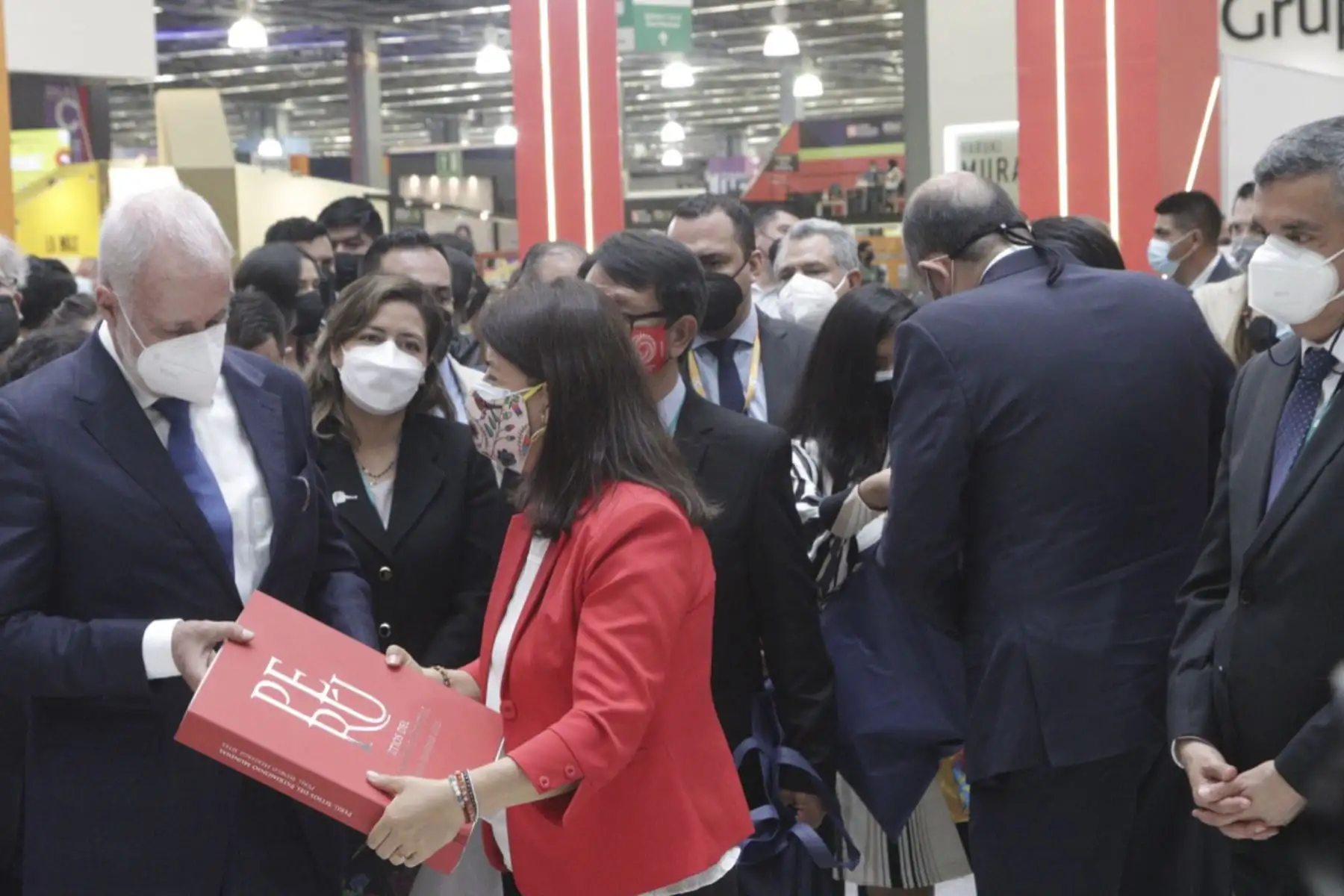 La ministra de Cultura, Gisela Ortiz, participó hoy en la ceremonia de inauguración de la 35 edición de la Feria Internacional del Libro de Guadalajara, en México, considerada la más importante del habla hispana en el mundo, que se desarrolla hasta el 5 de diciembre, teniendo al Perú como País Invitado de Honor. Foto: Mincul