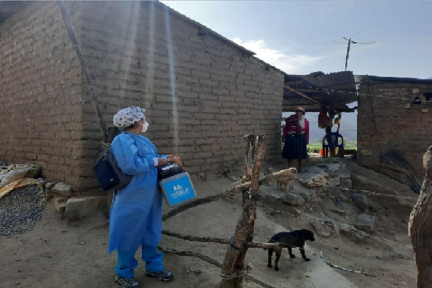 Enfermeras se comunicaron en quechua para explicarles a los pobladores los beneficios de la vacuna contra el nuevo coronavirus.