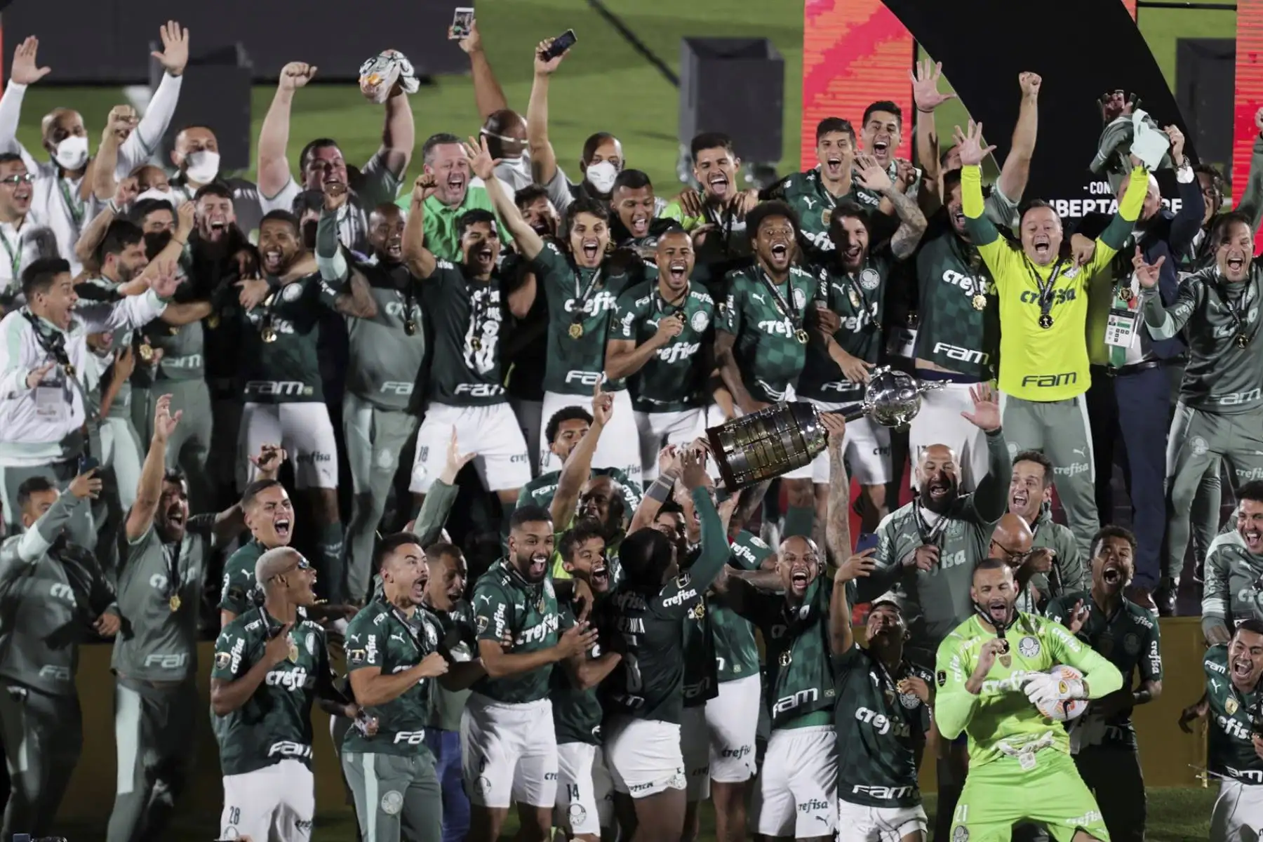 Jugadores y cuerpo técnico de Palmeiras celebran hoy con el trofeo tras vencer a Flamengo y ganar la Copa Libertadores, en el Estadio Centenario en Montevideo (Uruguay). EFE/Federico Anfitti