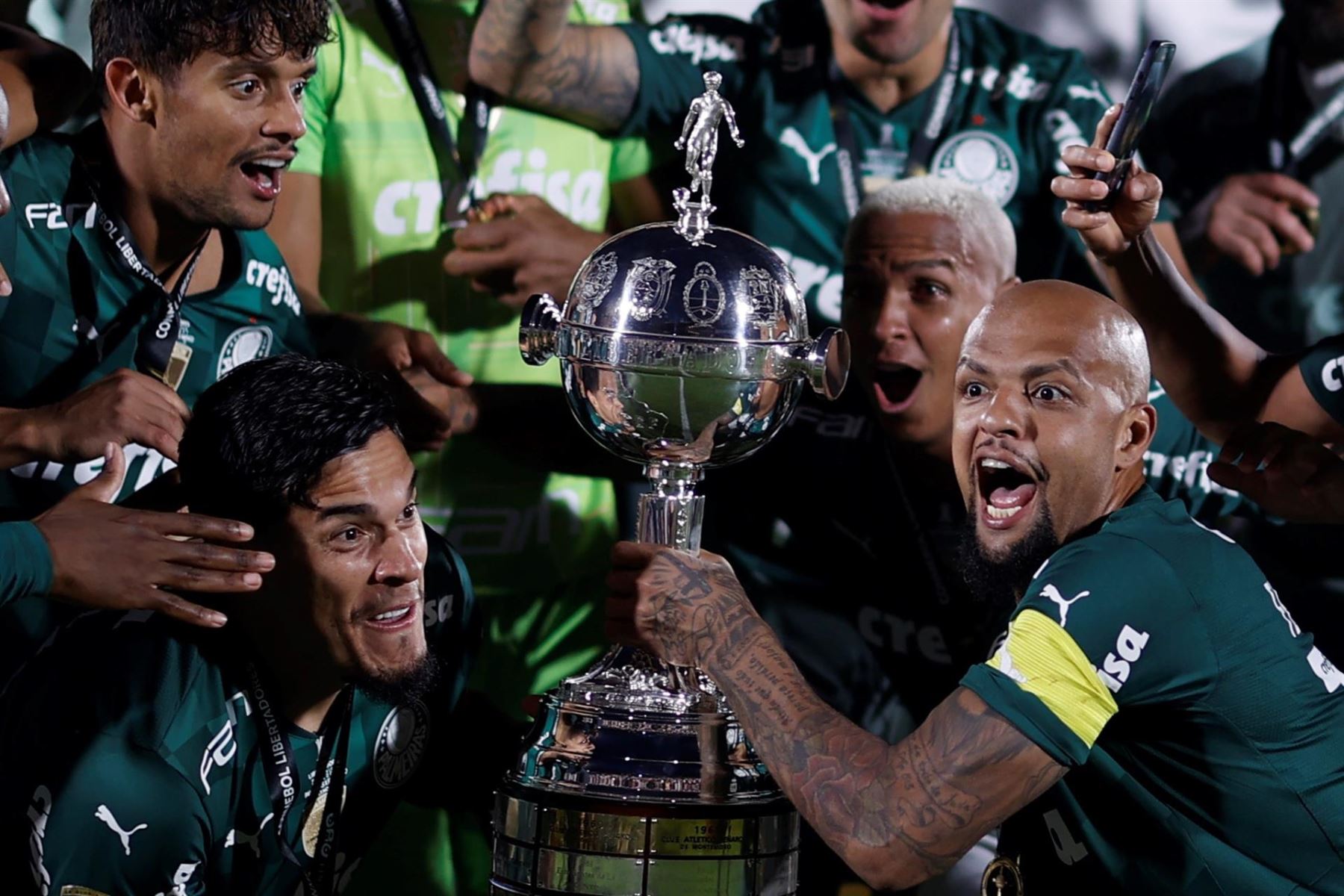Jugadores de Palmeiras celebran hoy con el trofeo tras vencer a Flamengo y ganar la Copa Libertadores, en el Estadio Centenario en Montevideo (Uruguay). EFE/Juan Ignacio Roncoroni