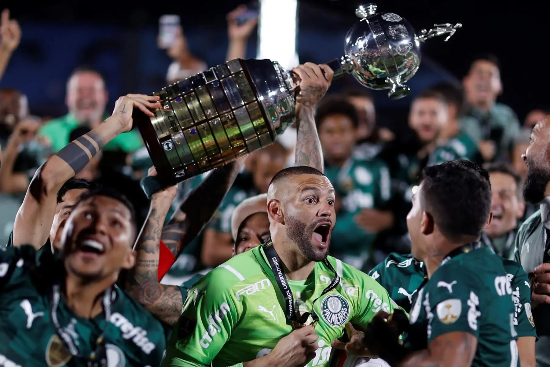 Jugadores de Palmeiras celebran hoy con el trofeo tras vencer a Flamengo y ganar la Copa Libertadores, en el Estadio Centenario en Montevideo (Uruguay). EFE/Juan Ignacio Roncoroni