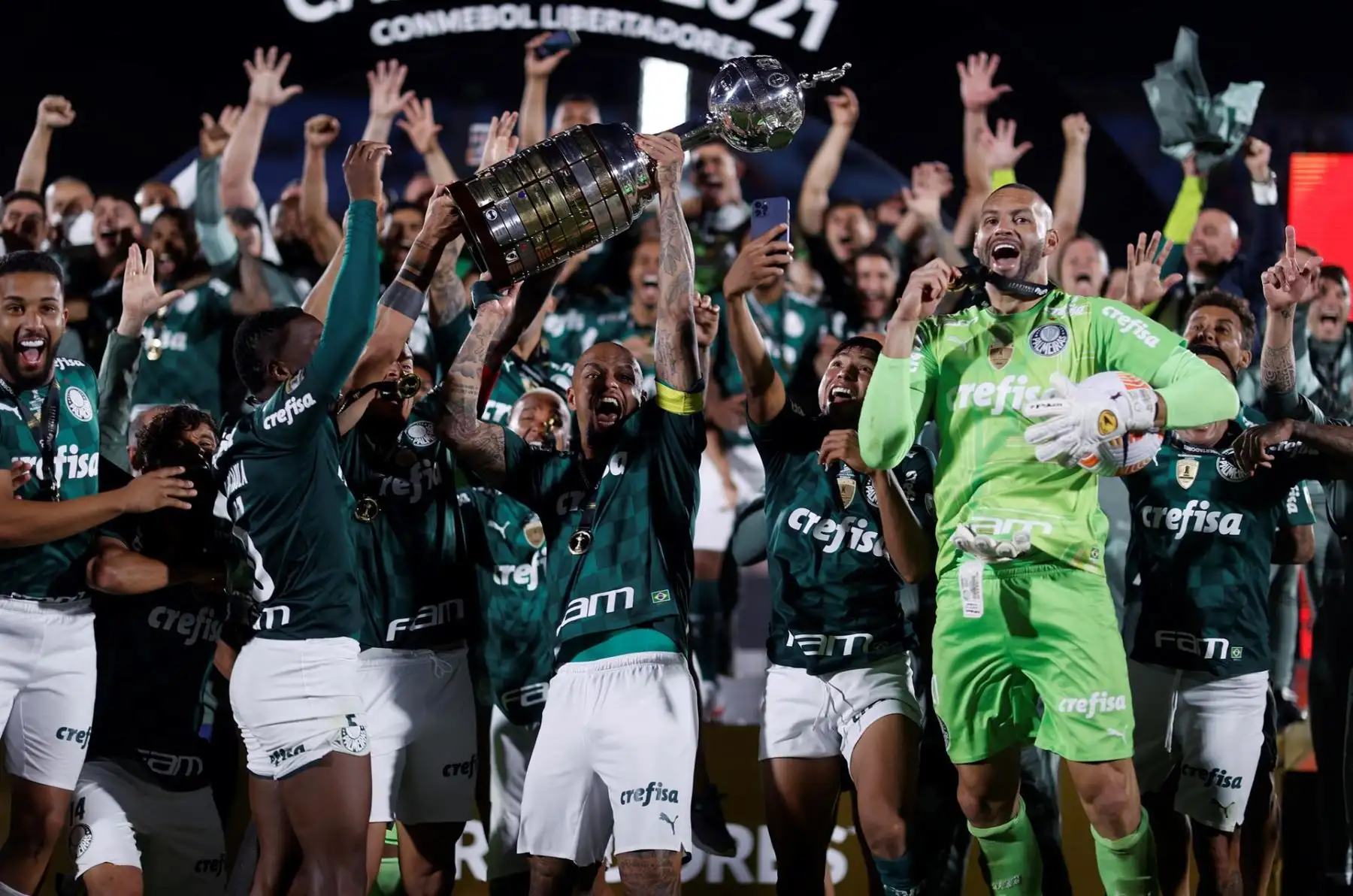 Jugadores de Palmeiras celebran hoy con el trofeo tras vencer a Flamengo y ganar la Copa Libertadores, en el Estadio Centenario en Montevideo (Uruguay). EFE/Juan Ignacio Roncoroni