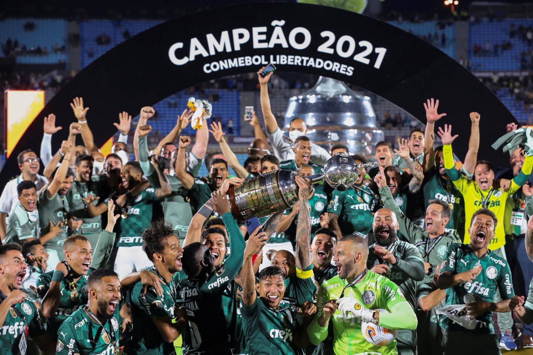 Jugadores y cuerpo técnico de Palmeiras celebran hoy con el trofeo tras vencer a Flamengo y ganar la Copa Libertadores, en el estadio Centenario de Montevideo (Uruguay). Foto: Efe/Raúl Martínez.